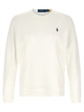 Sweatshirt en coton blanc Polo Ralph Lauren, classique, avec logo polo brodé sur la poitrine, porté par un mannequin.