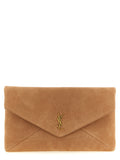 Sac pochette en cuir d'agneau marron de Saint Laurent, élégant et sophistiqué, avec fermeture discrète visible sur l'image.