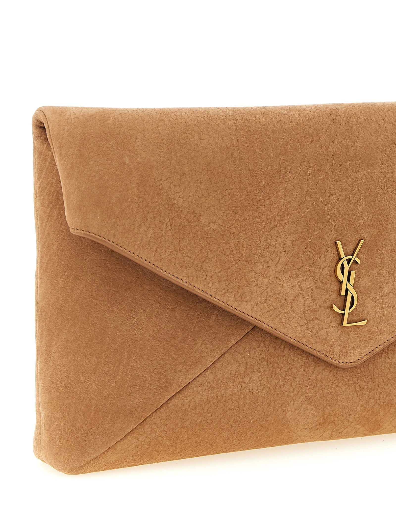 Sac clutch en cuir d'agneau marron de Saint Laurent, élégance sophistiquée et finition de haute qualité visible.