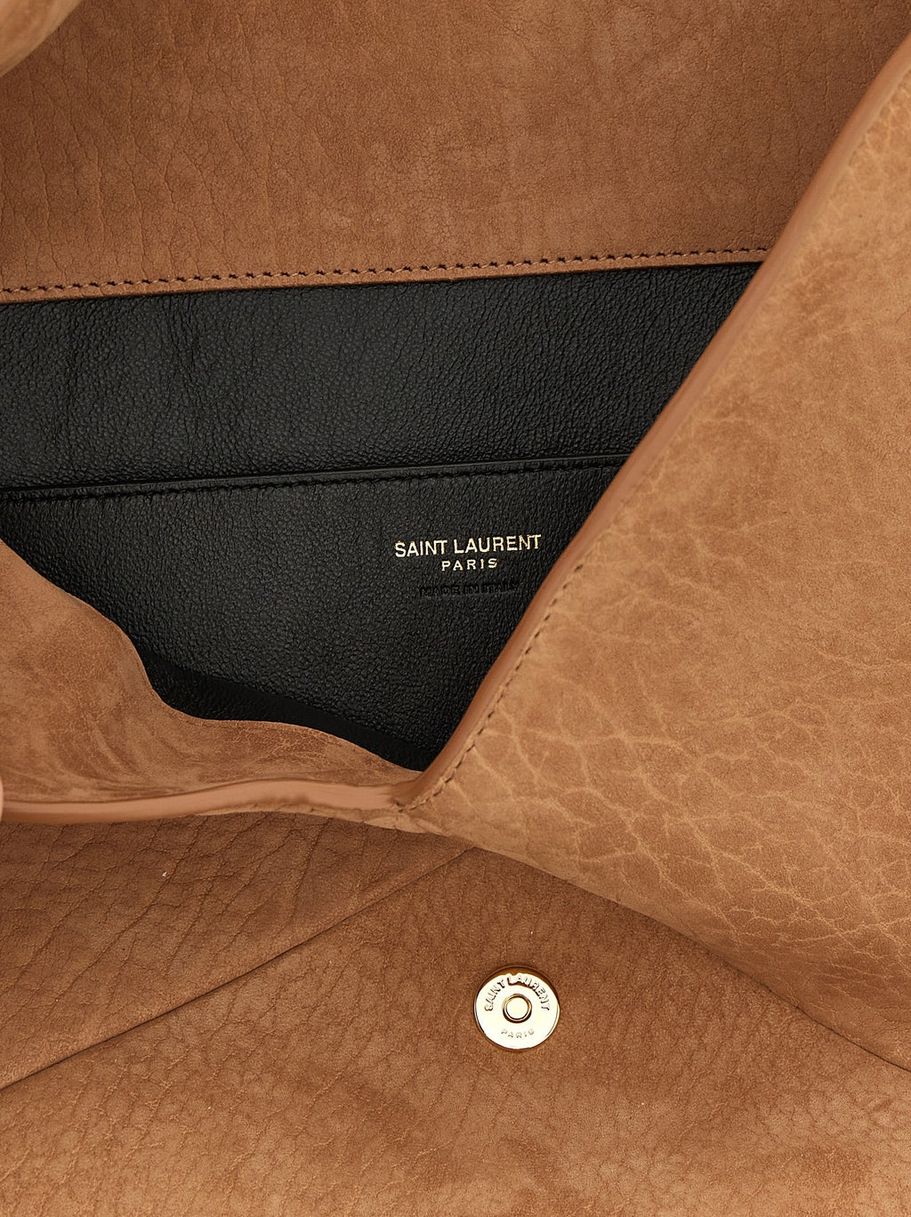 Pochette en cuir d'agneau marron de Saint Laurent, sac à main élégant avec fermeture métallique, vue de face.