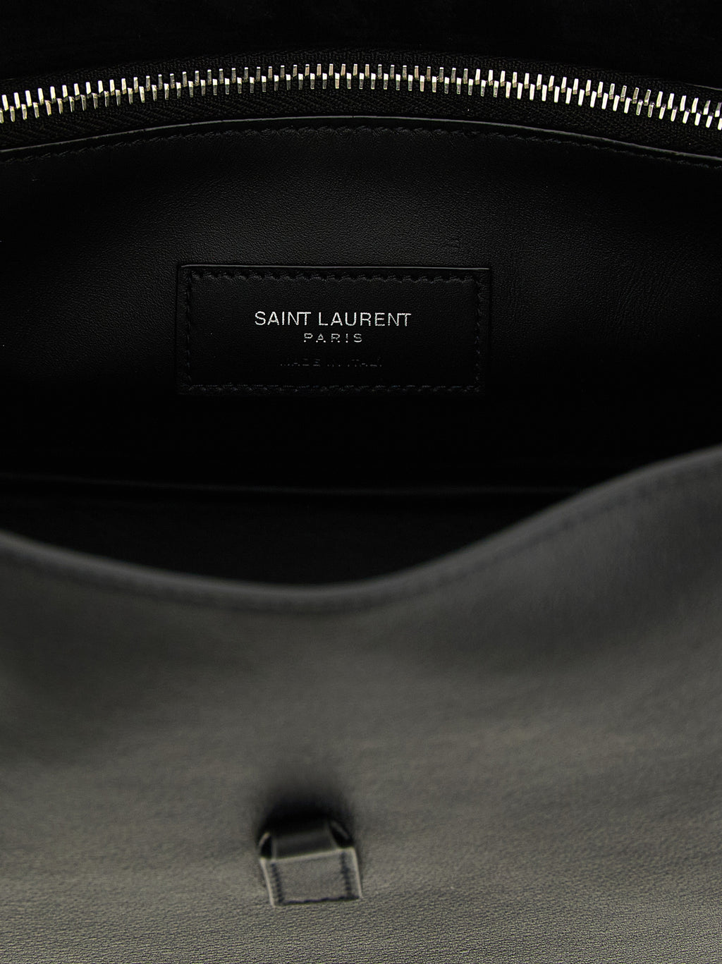 Sac à épaule en cuir de veau noir de Saint Laurent, élégant et sophistiqué, avec détails en métal doré.