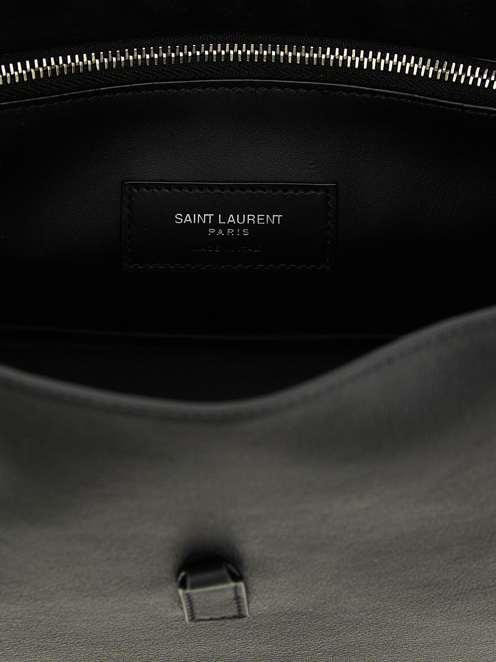 Sac à épaule en cuir de veau noir de Saint Laurent, élégant et sophistiqué, avec détails en métal doré.
