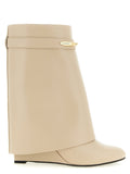 Bottes de cheville en cuir de veau beige de Givenchy, style élégant et sophistiqué, avec semelle en cuir et détails modernes.