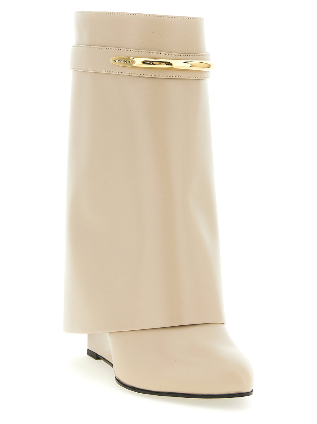 Bottes à ankle en cuir de veau beige de la marque Givenchy, visibles en détail dans l'image.