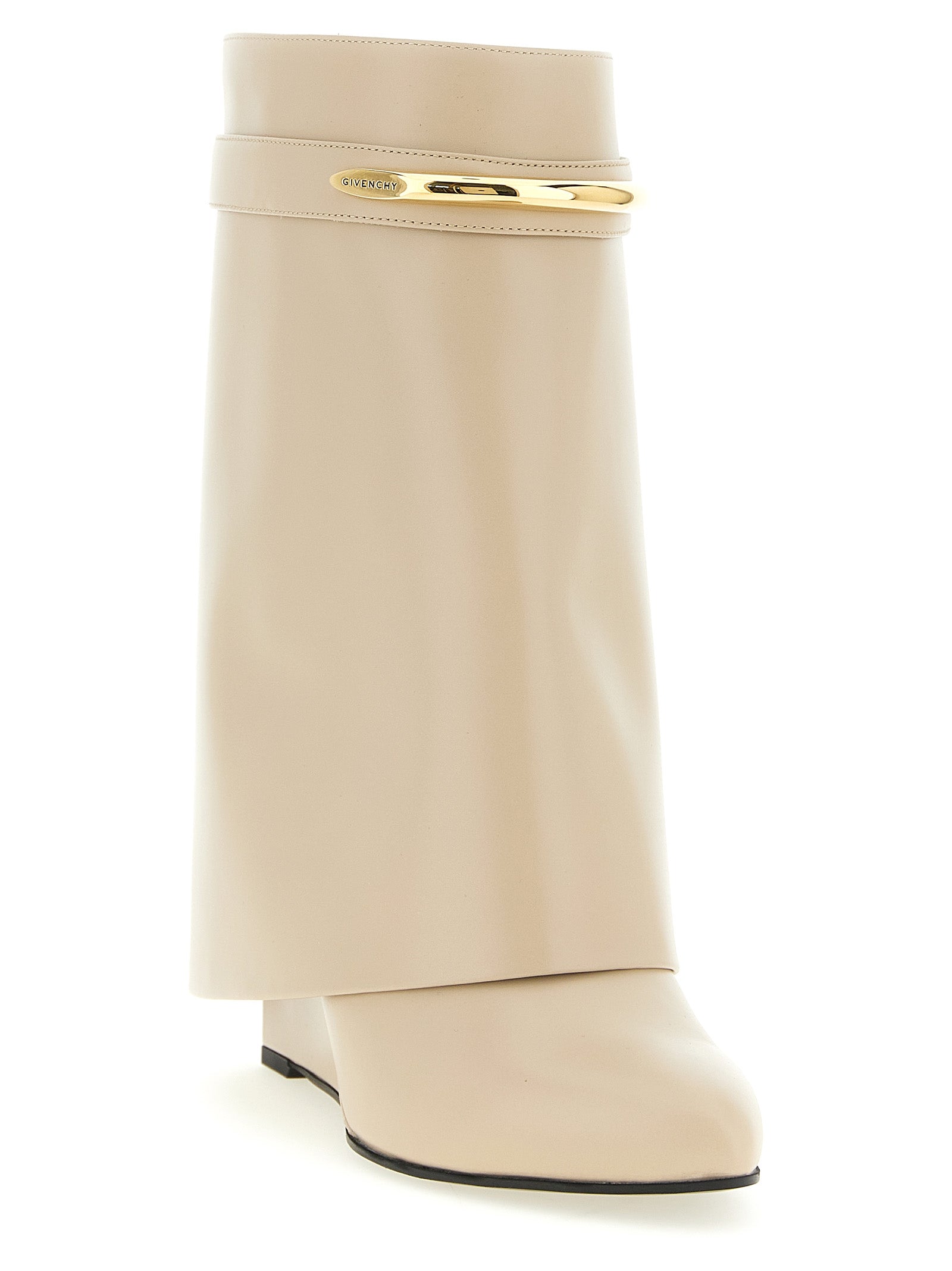 Bottes à ankle en cuir de veau beige de la marque Givenchy, visibles en détail dans l'image.