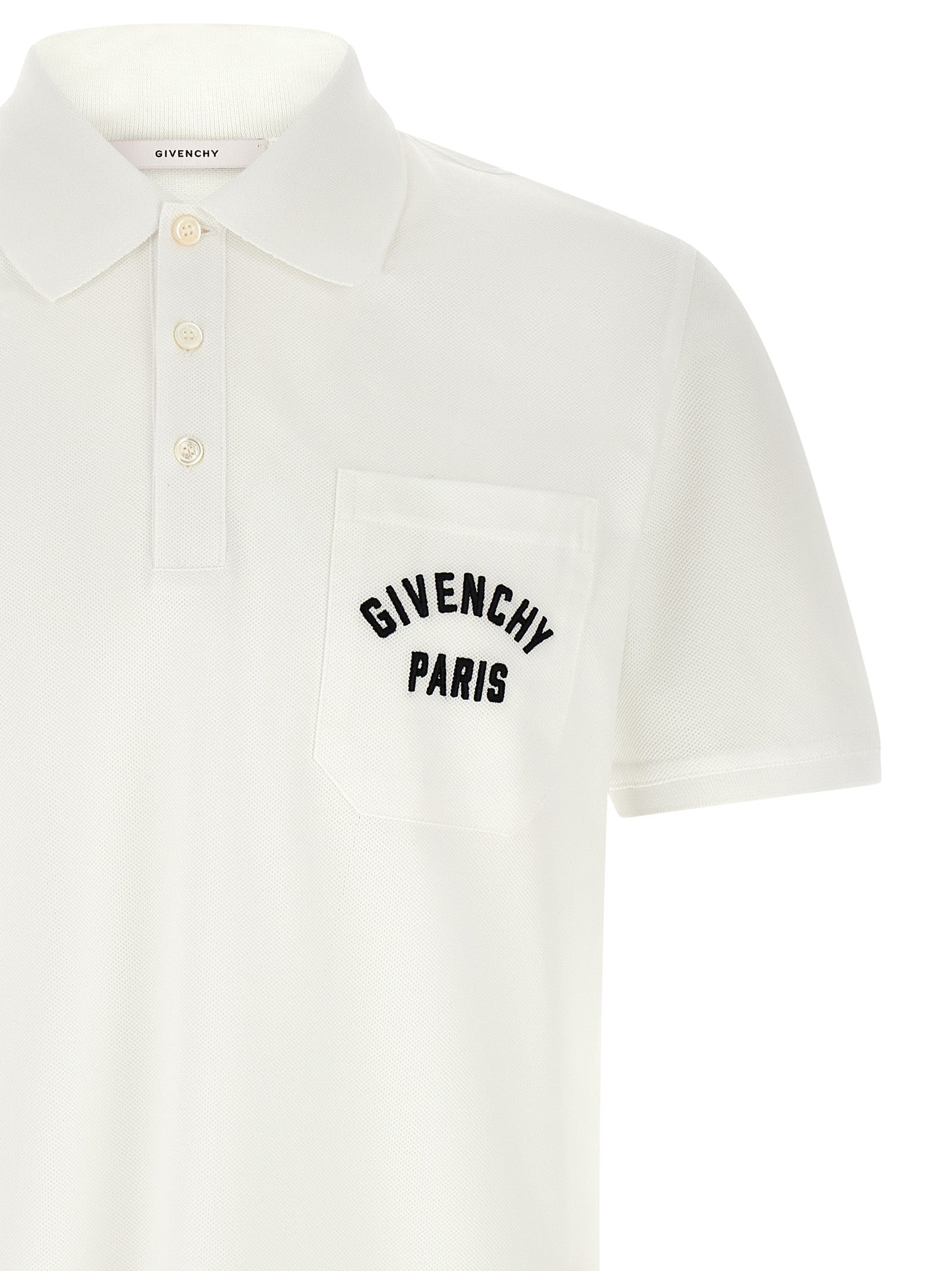 Chemise polo Givenchy en coton blanc avec col classique et logo discret, vue de face sur mannequin.