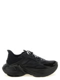 Sneakers athlétiques Fendi en cuir de veau noir, style moderne avec semelle blanche et détails élégants.
