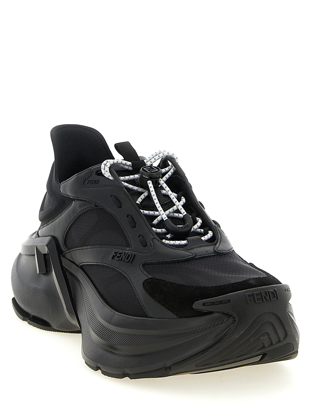 Sneakers Fendi en cuir de veau noir pour sport, style athlétique avec design élégant et détails modernes.