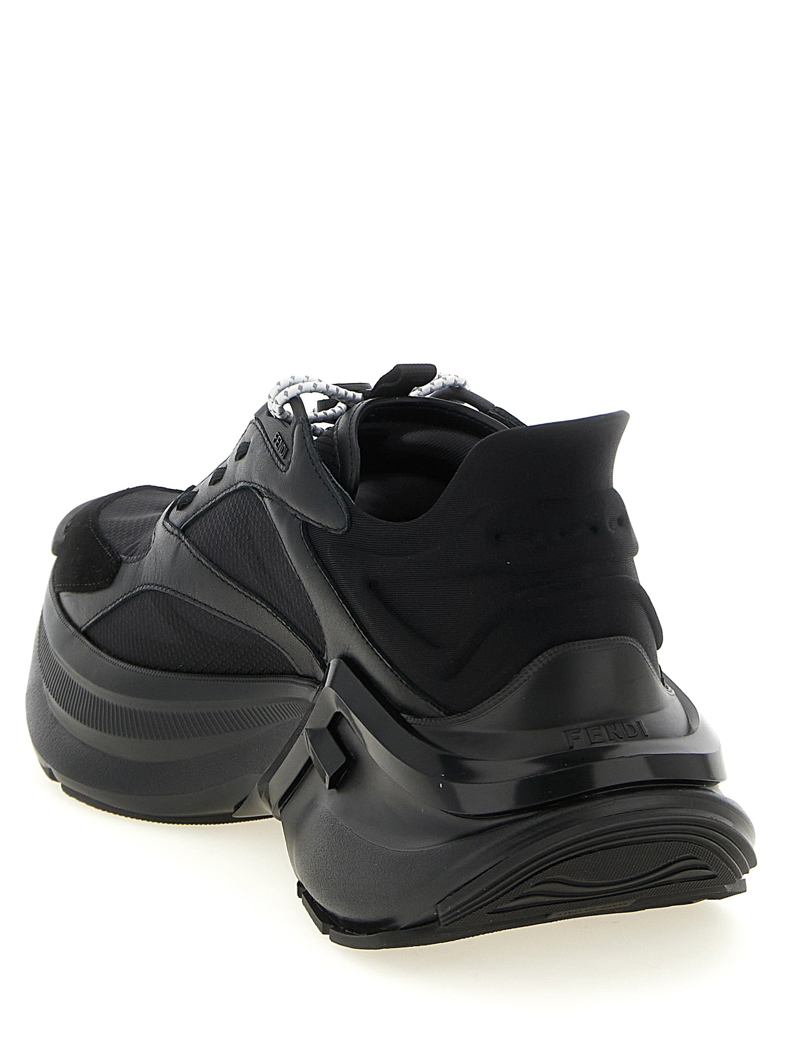 Chaussures de sport noires en cuir de veau Fendi, baskets athlétiques élégantes et modernes pour homme ou femme.