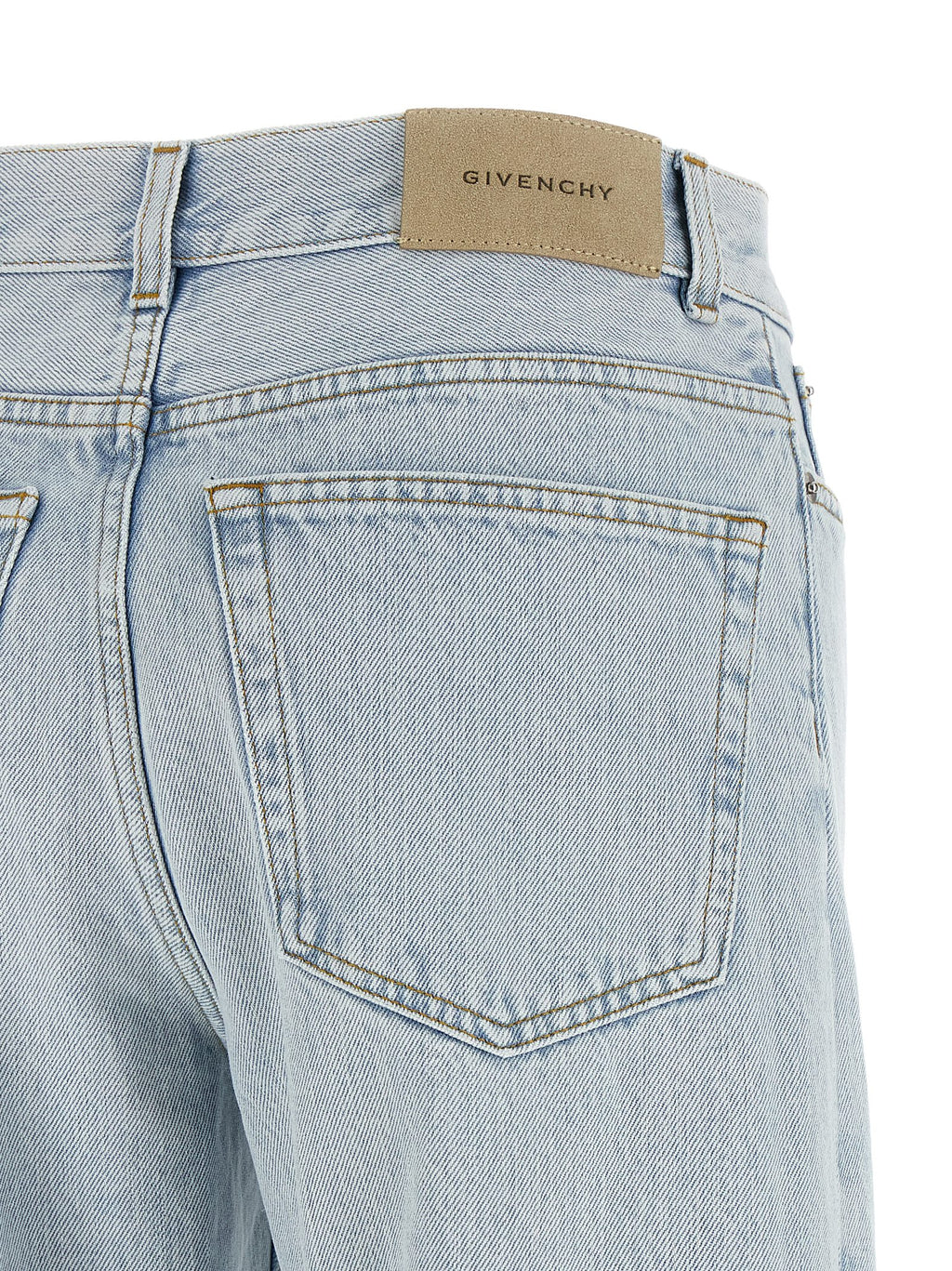 Jeans droits en coton bleu Givenchy, style classique, avec poches et fermeture à boutons visibles sur l'image.