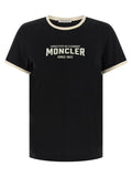 T-shirt en coton noir Moncler, style décontracté, logo discret sur la poitrine, vue de face.