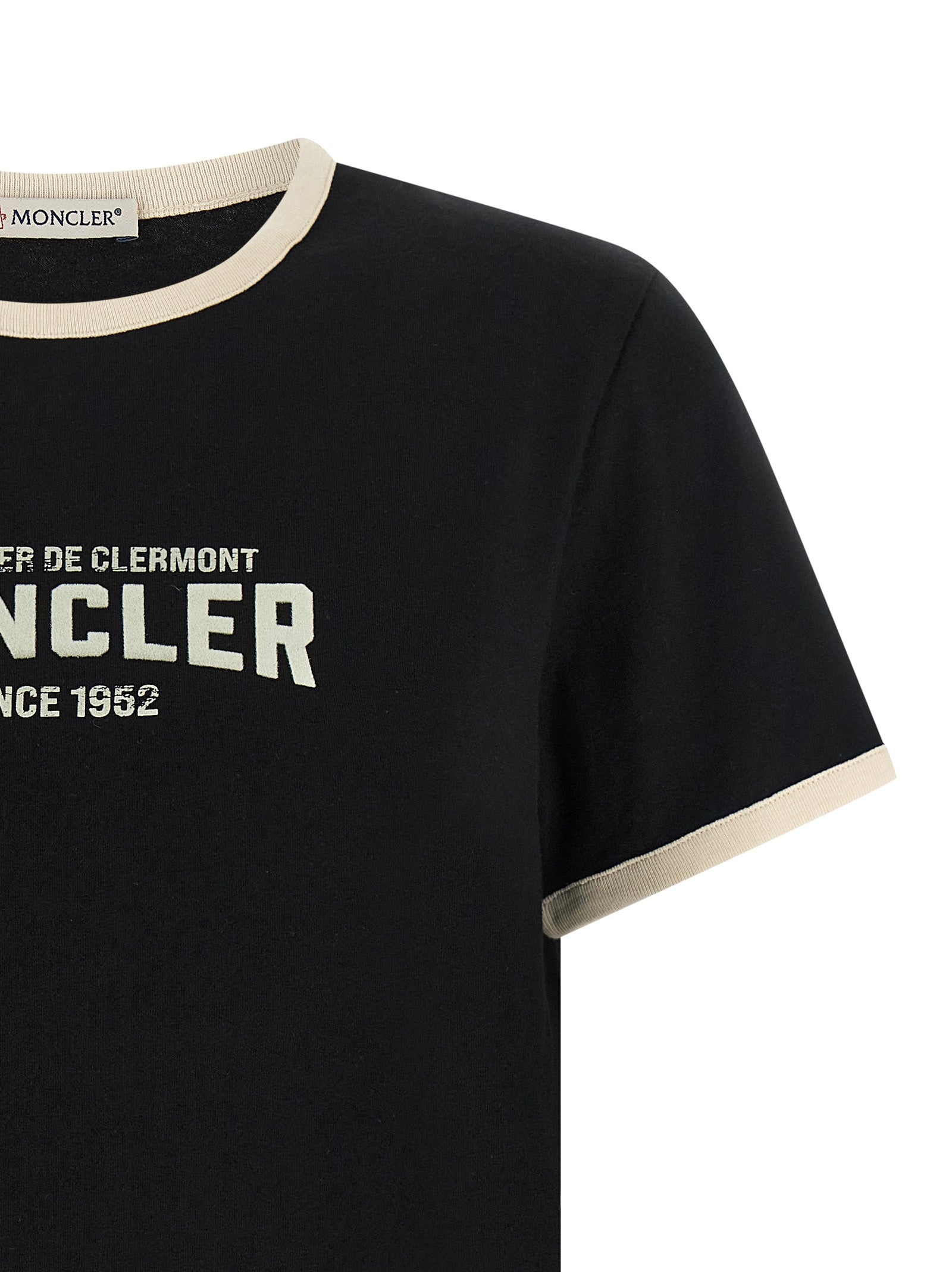 T-shirt en coton noir Moncler avec logo discret, porté sur un mannequin, vue de face.