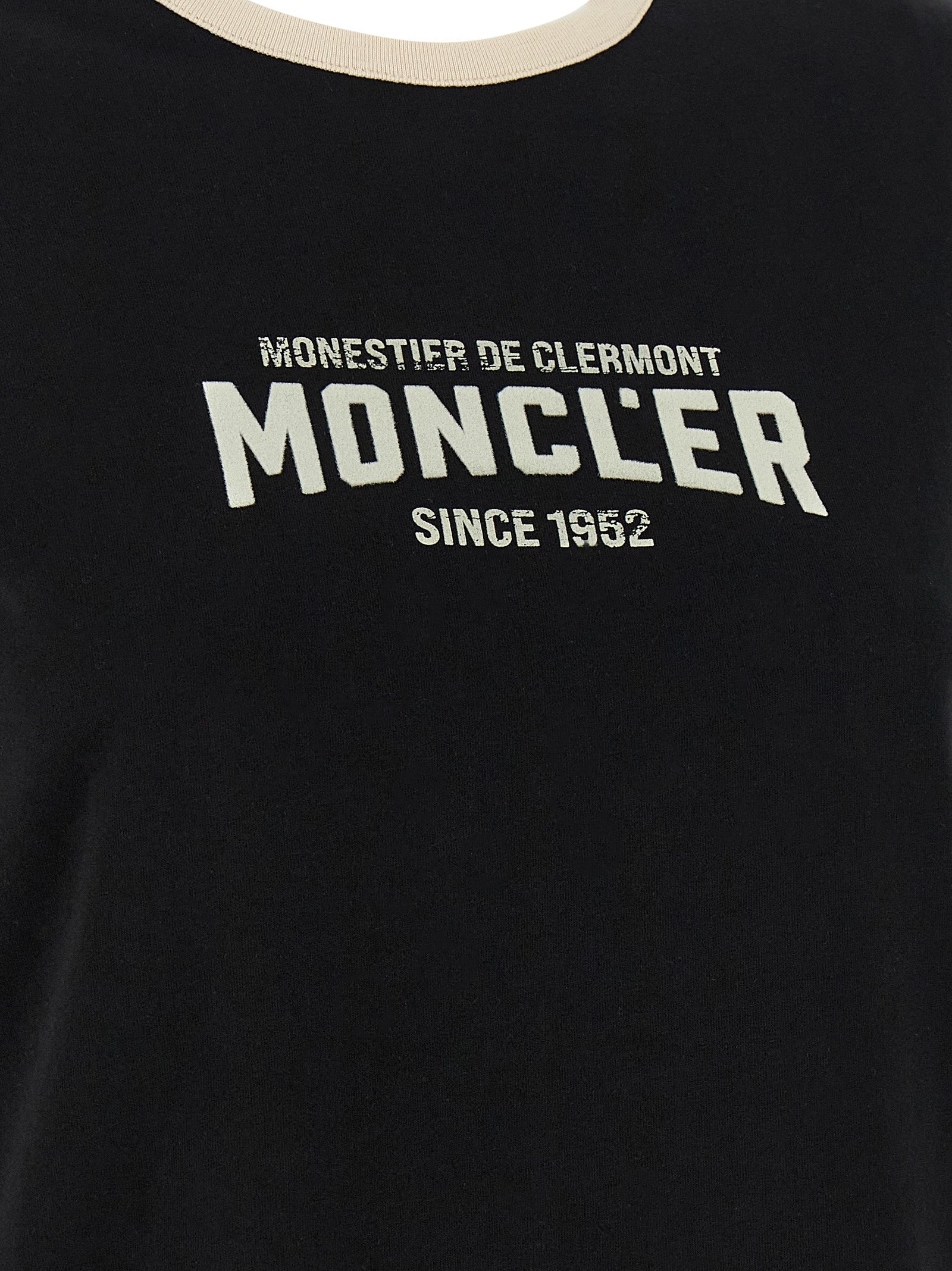 T-shirt en coton noir Moncler pour homme, vue de face, avec logo discret sur la poitrine.