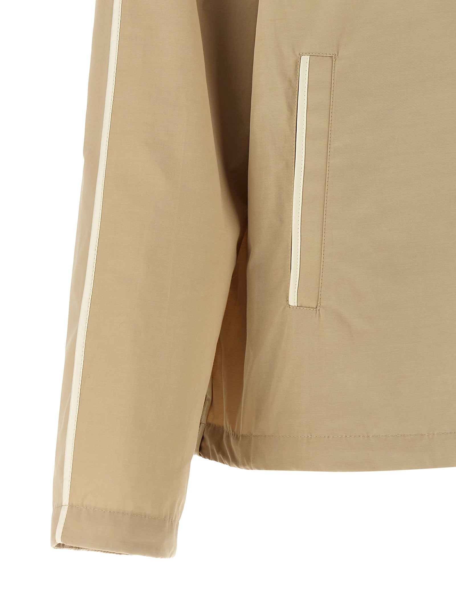 Veste en polyester beige Moncler, coupe-vent et légère, avec capuche et fermeture éclair, vue de face.