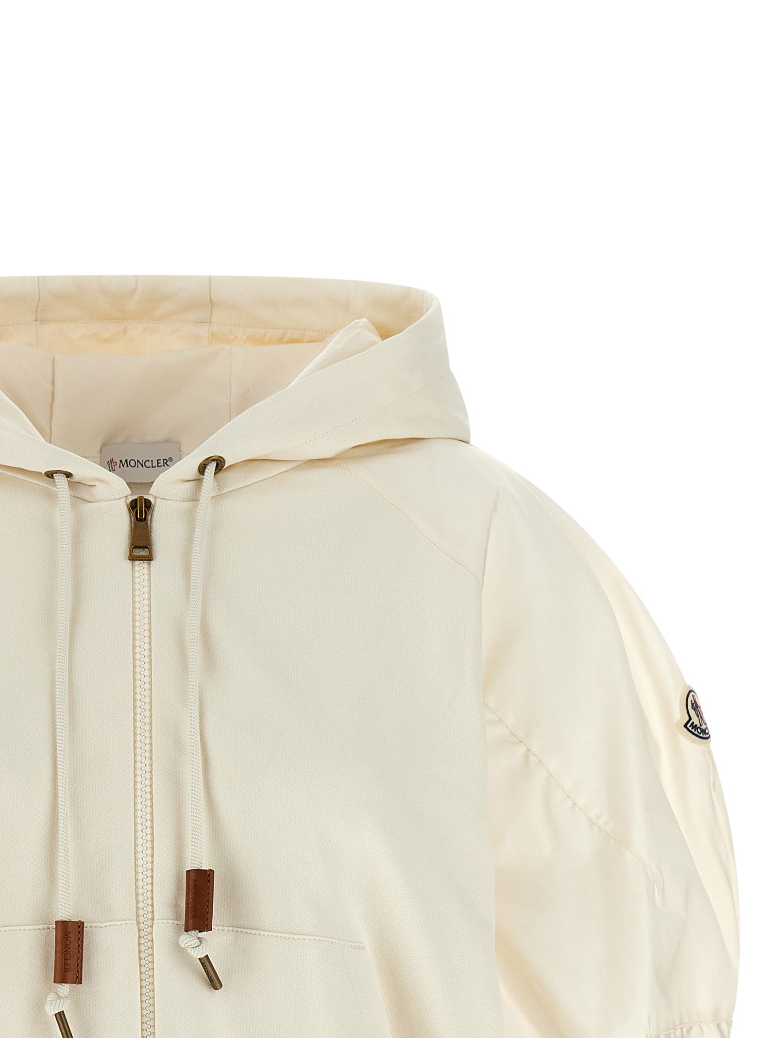 Sweat à capuche en coton blanc Moncler, vue de face, avec logo discret sur la poitrine, confort et style décontracté.