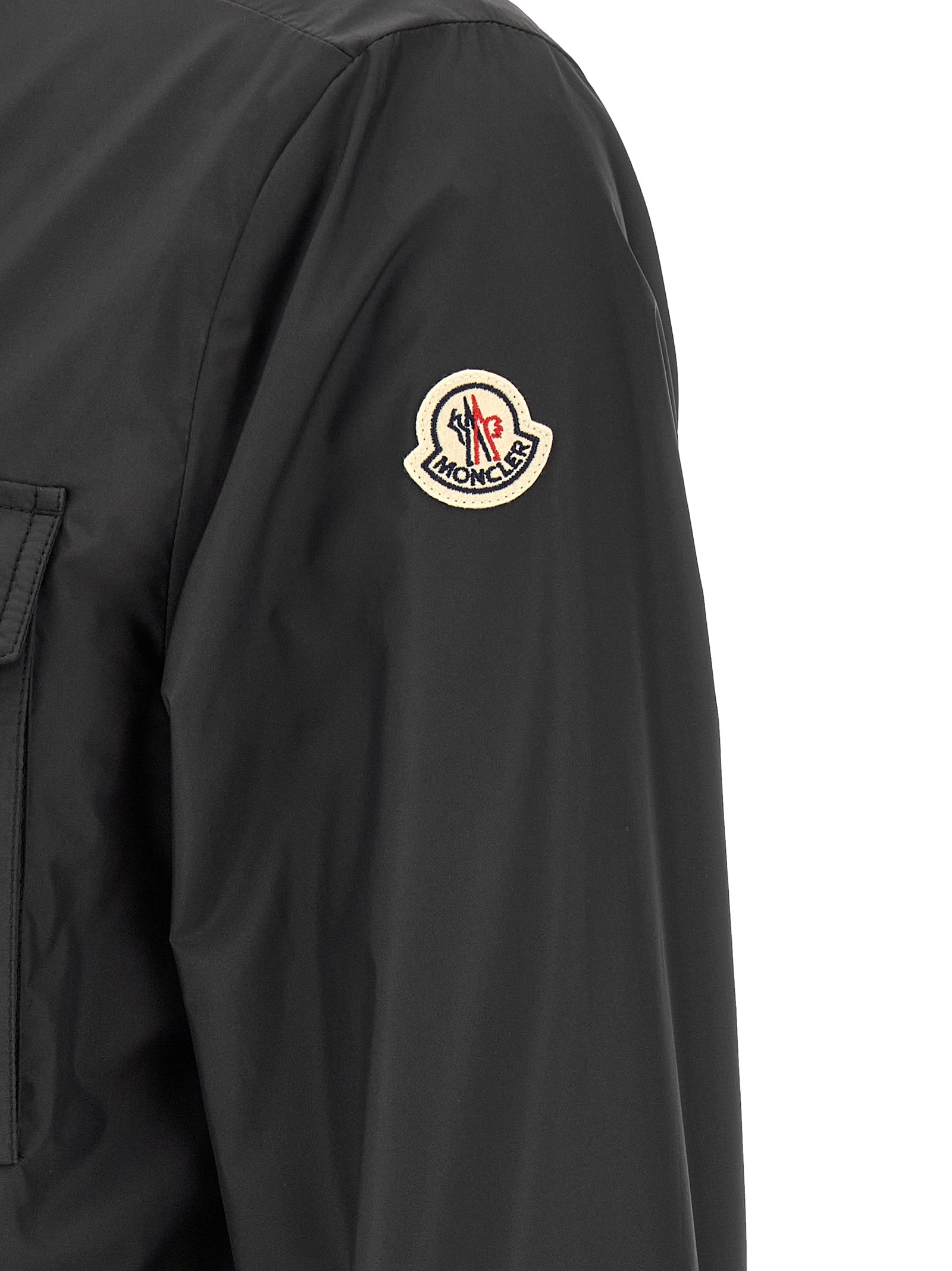 Veste en polyester multicolore Moncler avec capuche, fermeture zippée, et détails contrastants.