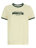 T-shirt beige en coton de la marque Moncler, vêtement décontracté avec logo discret visible à l'avant.
