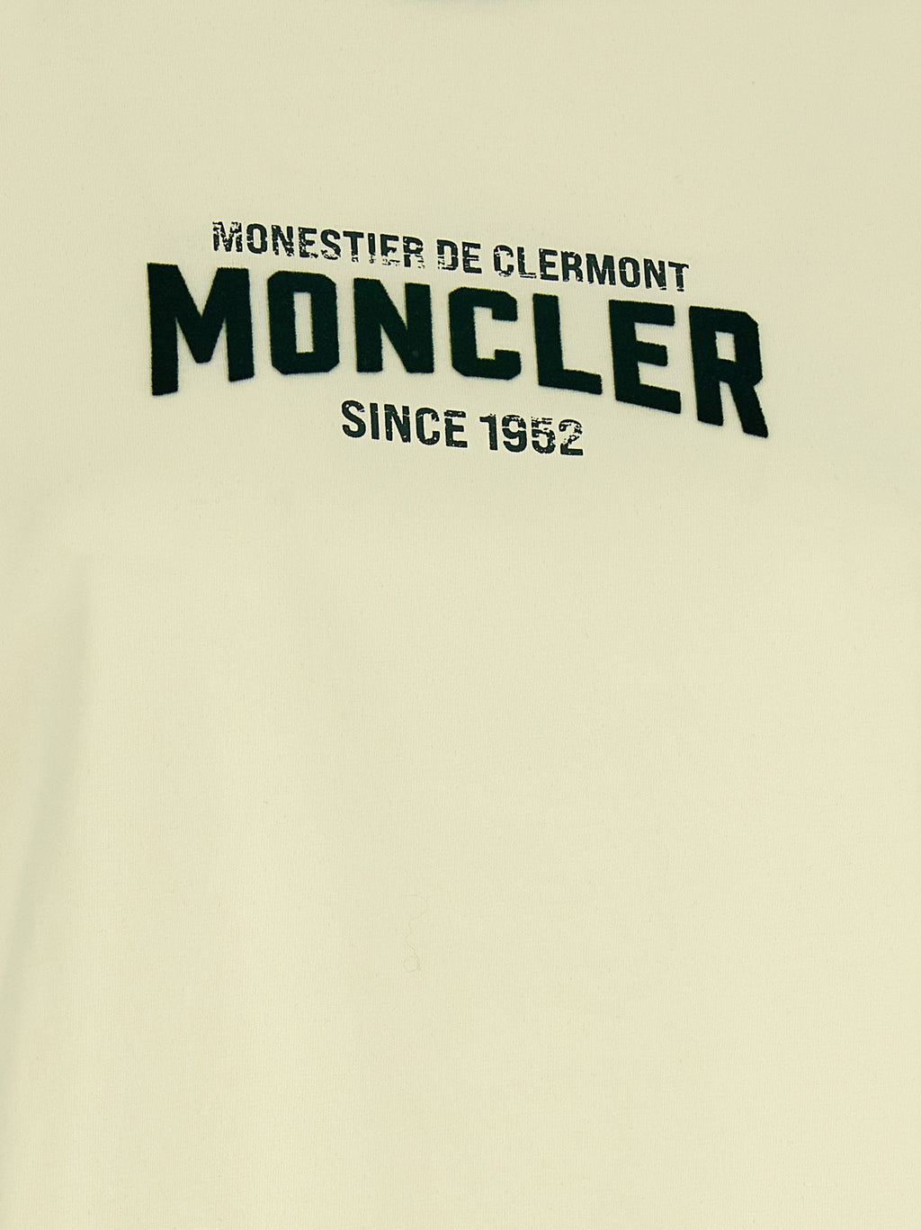 T-shirt beige en coton de la marque Moncler, coupe classique, avec logo discret sur la poitrine, porté sur mannequin.