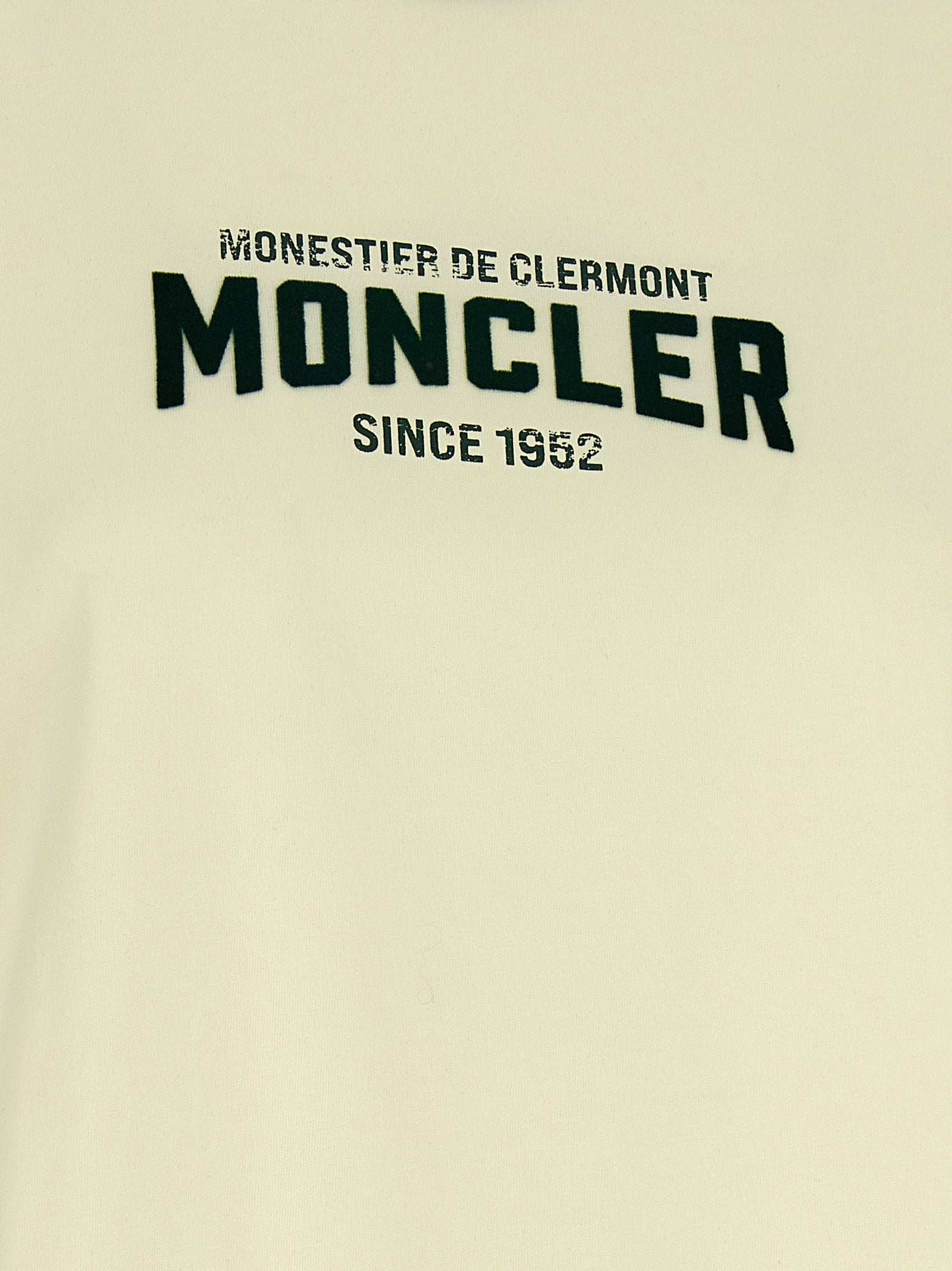 T-shirt beige en coton de la marque Moncler, coupe classique, avec logo discret sur la poitrine, porté sur mannequin.