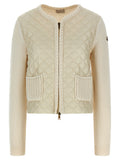 Cardigan beige en coton de la marque Moncler, doux et confortable, avec fermeture à boutons et col classique.