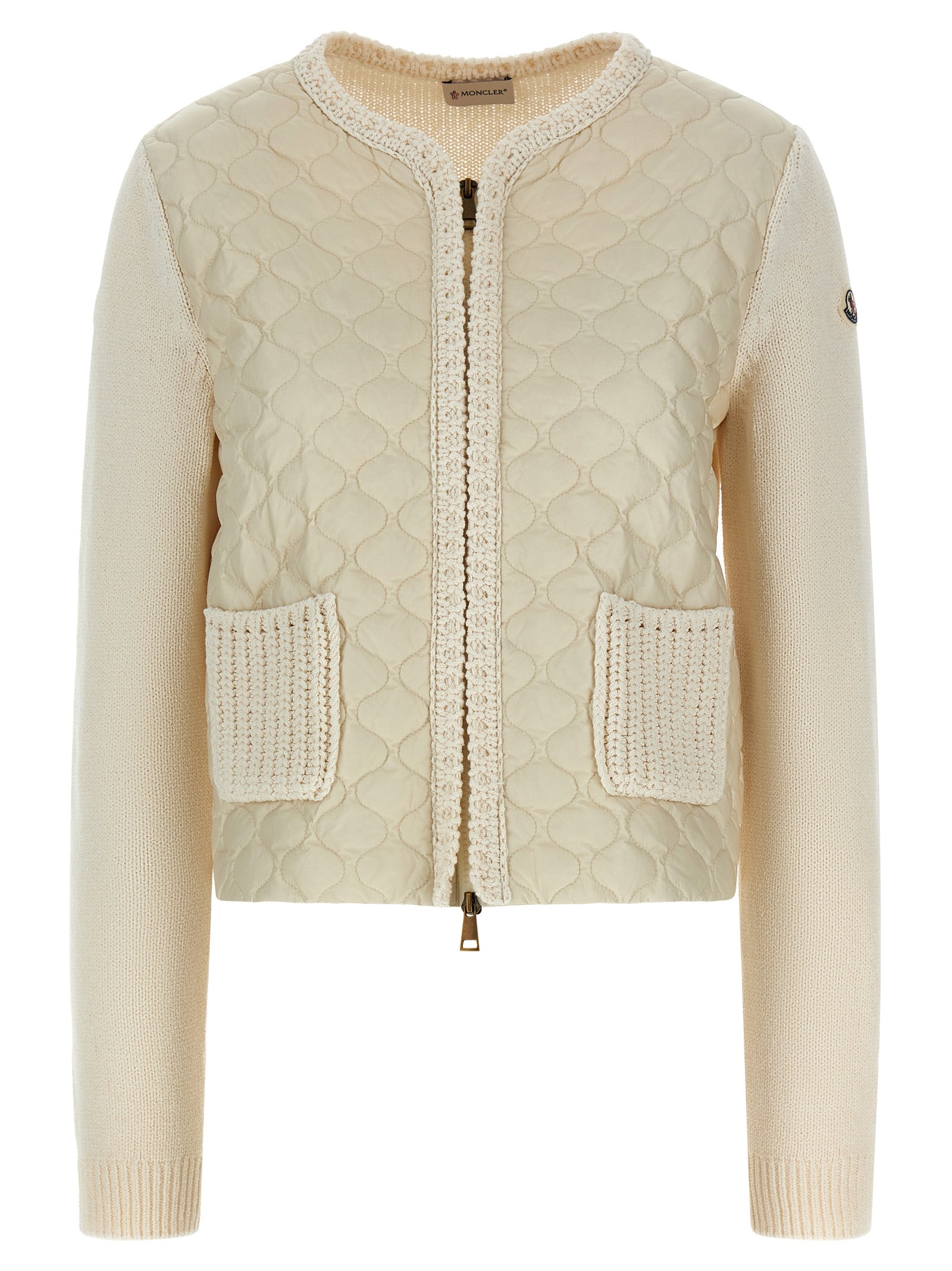 Cardigan beige en coton de la marque Moncler, doux et confortable, avec fermeture à boutons et col classique.