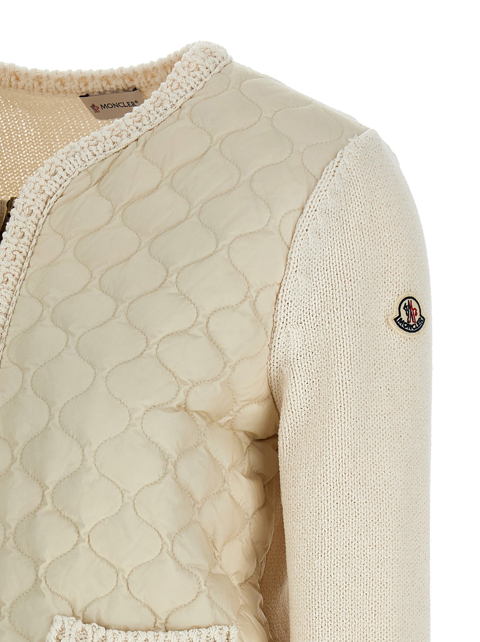 Cardigan beige en coton de la marque Moncler, avec détails visibles du tissu et du design élégant.