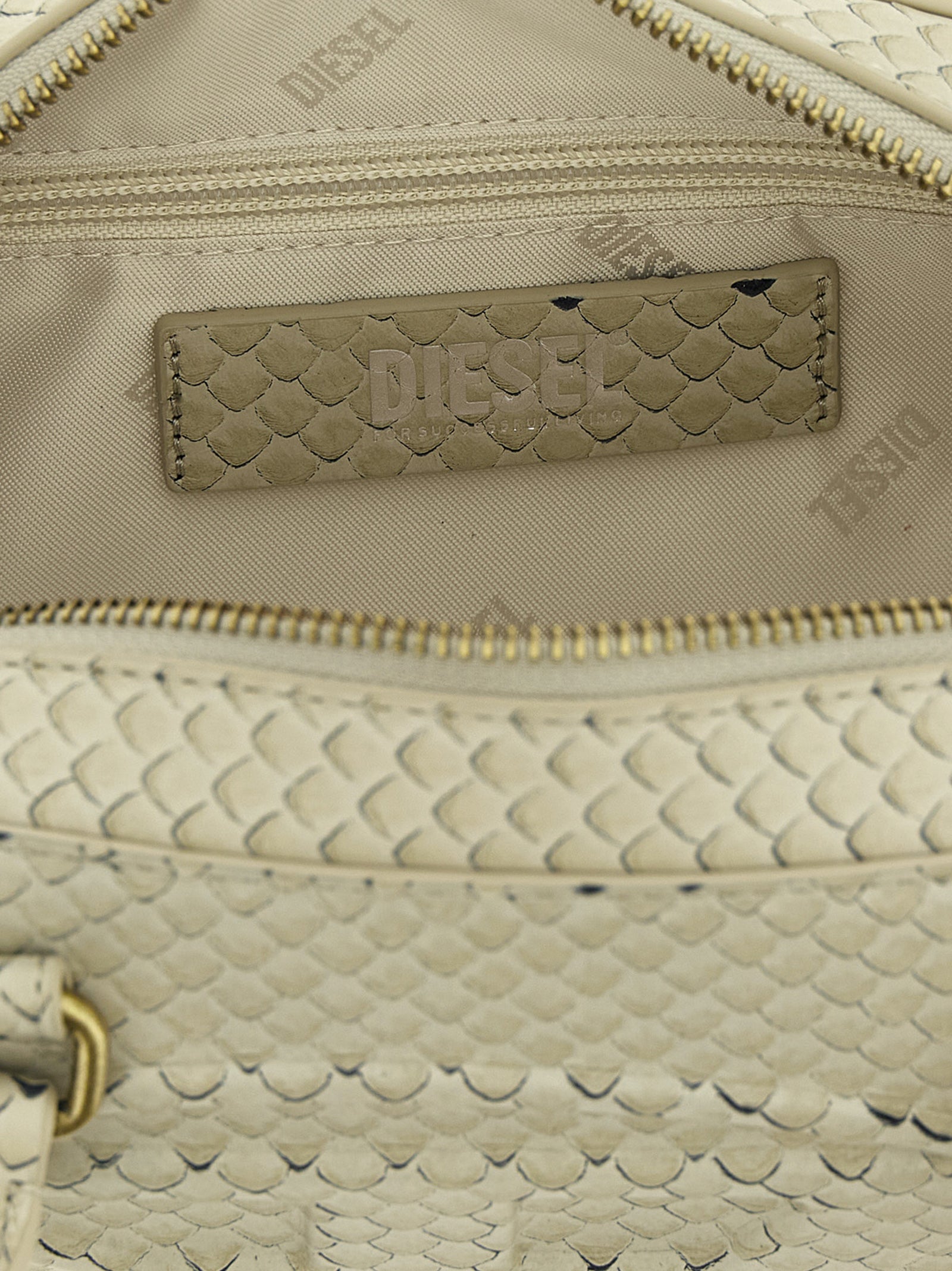 Sac à épaule Diesel beige en fibres mixtes, avec poignées robustes et détails modernes, pour un style décontracté.