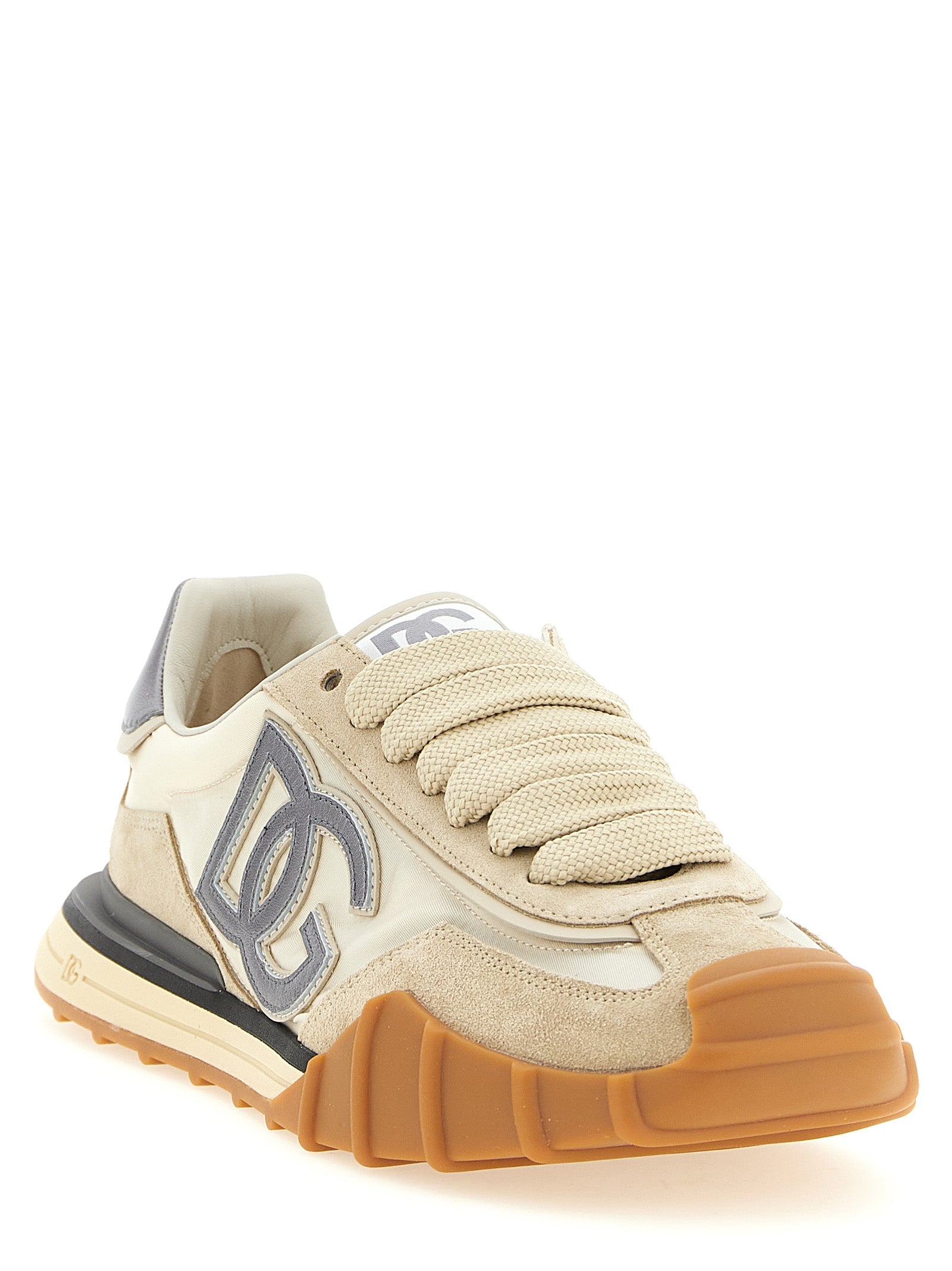Sneakers athlétiques en cuir de veau argenté de Dolce & Gabbana, style moderne et élégant pour un look sportif.