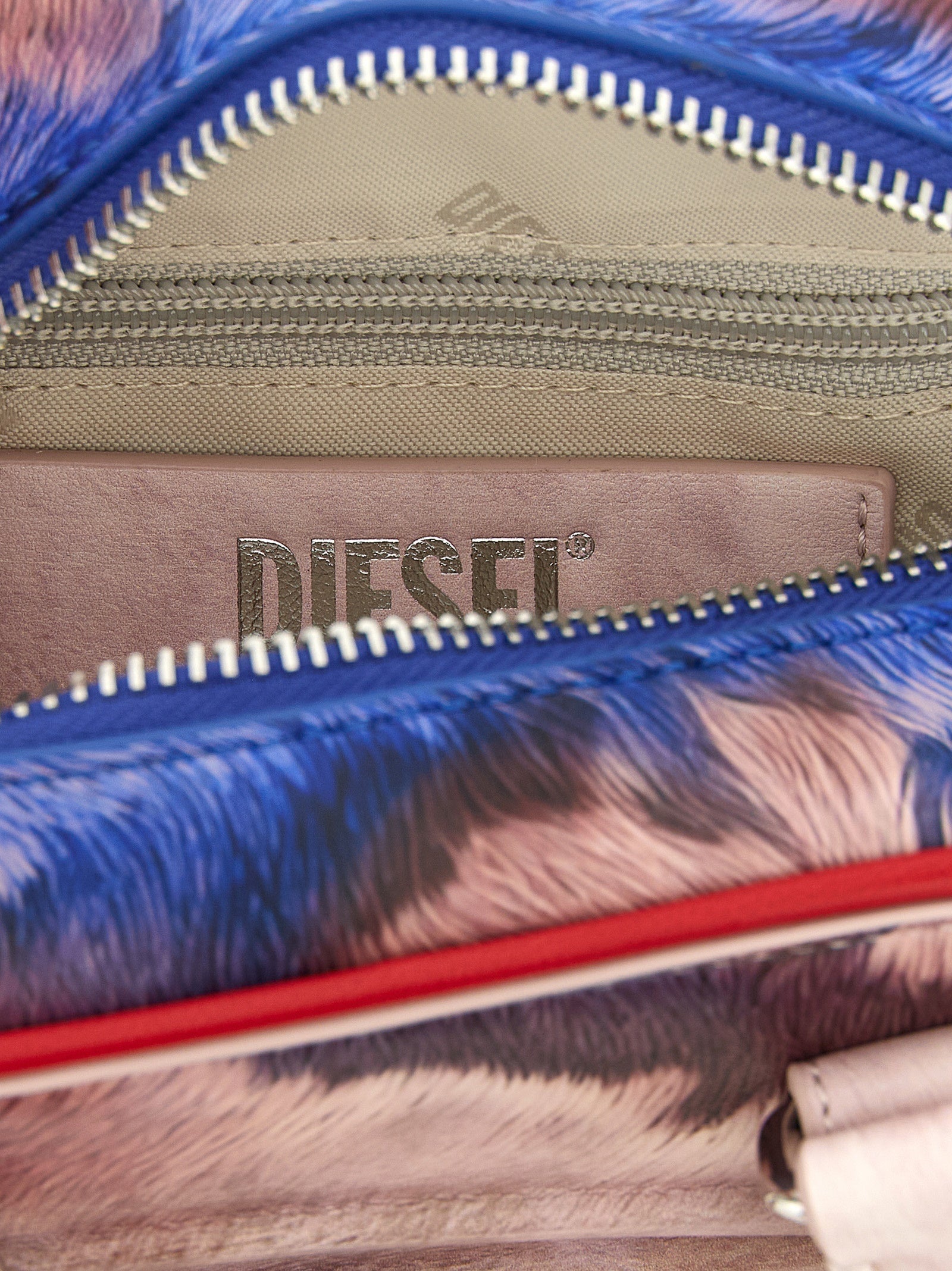 Sac bandoulière Diesel en polyéthylène multicolore avec logo visible, idéal pour un look moderne et décontracté.