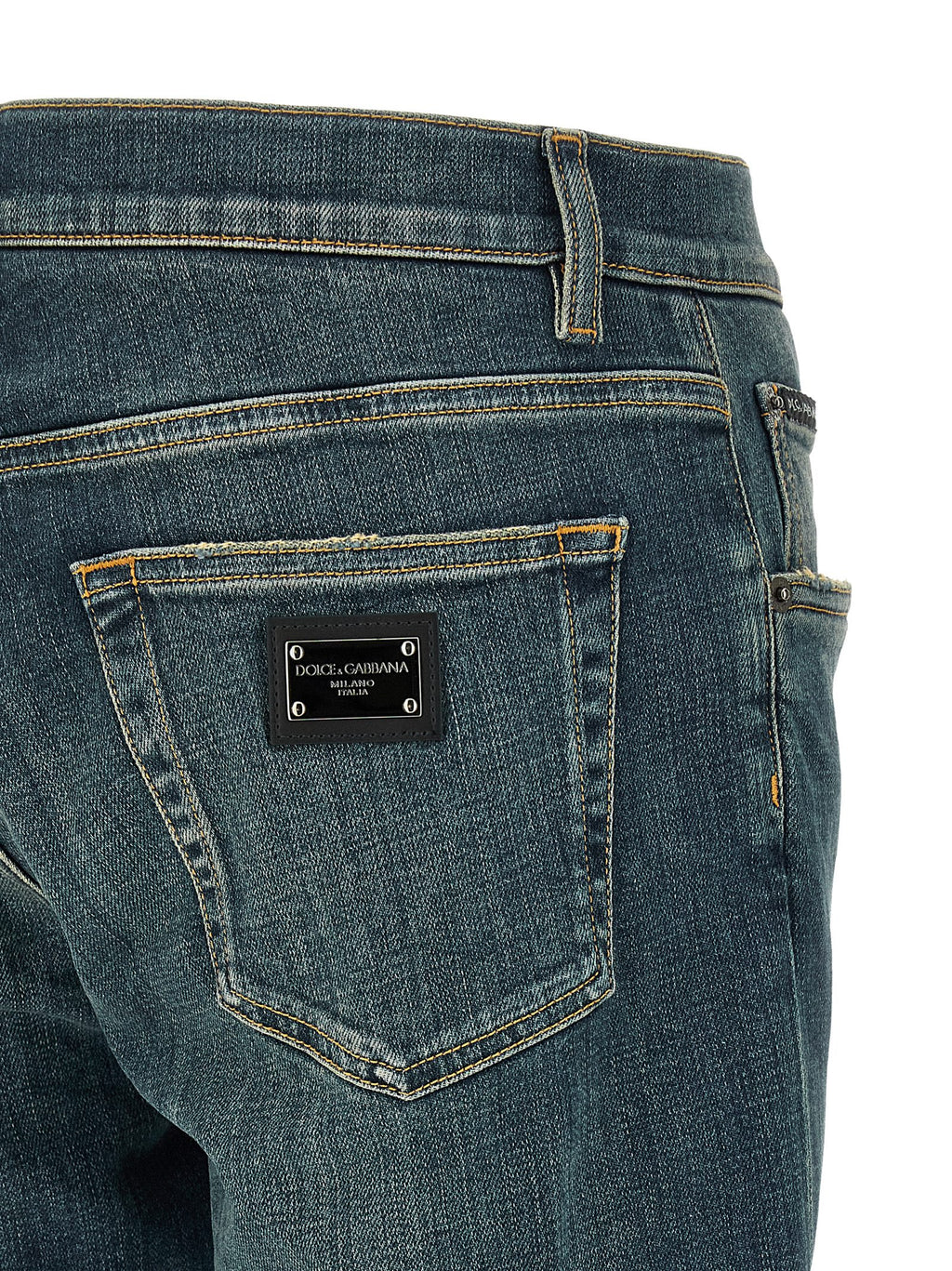 Jeans slim en coton bleu Dolce & Gabbana, coupe ajustée, détails modernes, porté sur un mannequin.