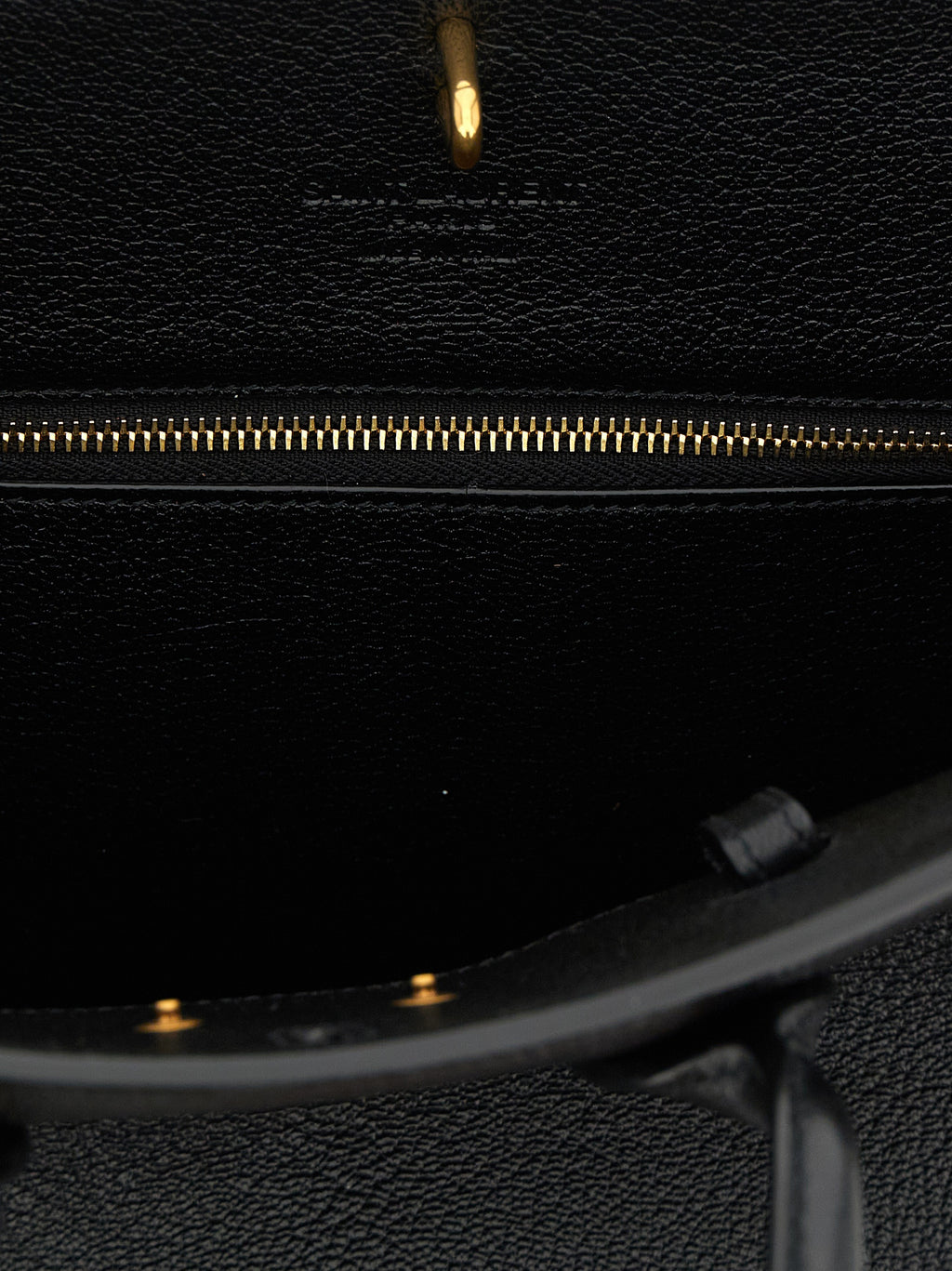 Sac à main en cuir de chèvre noir Saint Laurent, élégant et sophistiqué, avec détails en métal doré.