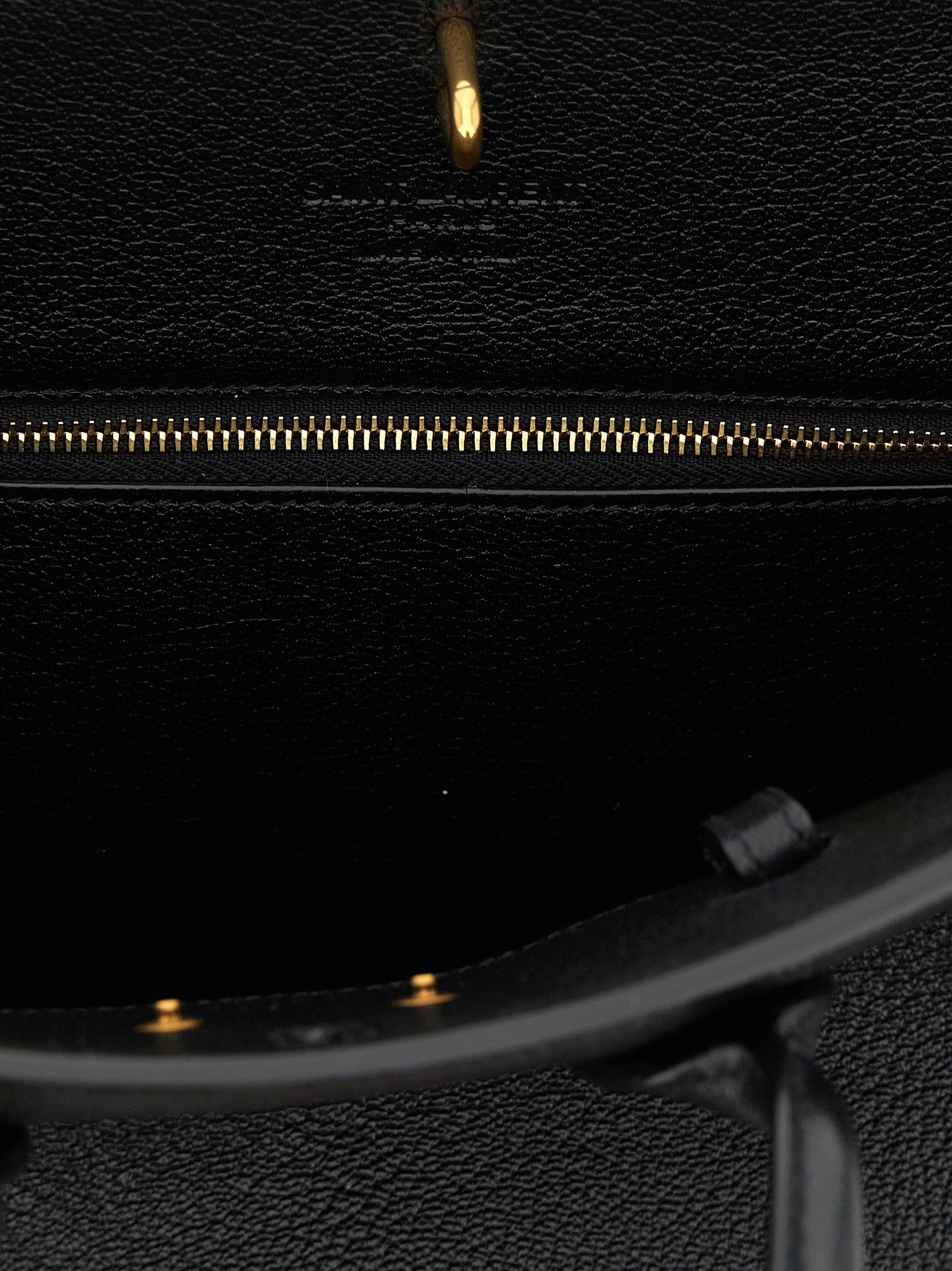 Sac à main en cuir de chèvre noir Saint Laurent, élégant et sophistiqué, avec détails en métal doré.