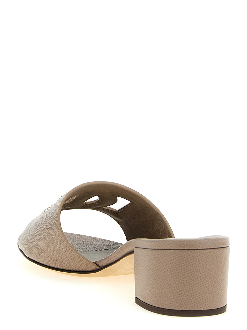 Mules en cuir de veau gris Dolce & Gabbana avec semelle fine et design élégant, visibles en gros plan.