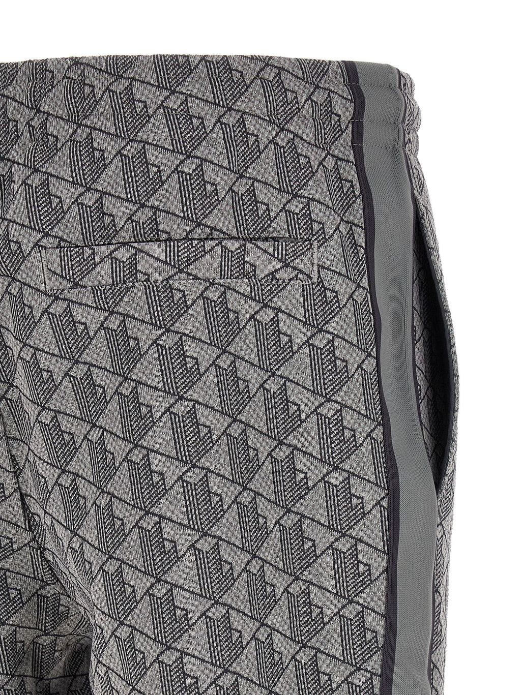 Pantalon de jogging gris en polyester de marque Lacoste, vêtement de sport confortable et élégant pour l'entraînement.