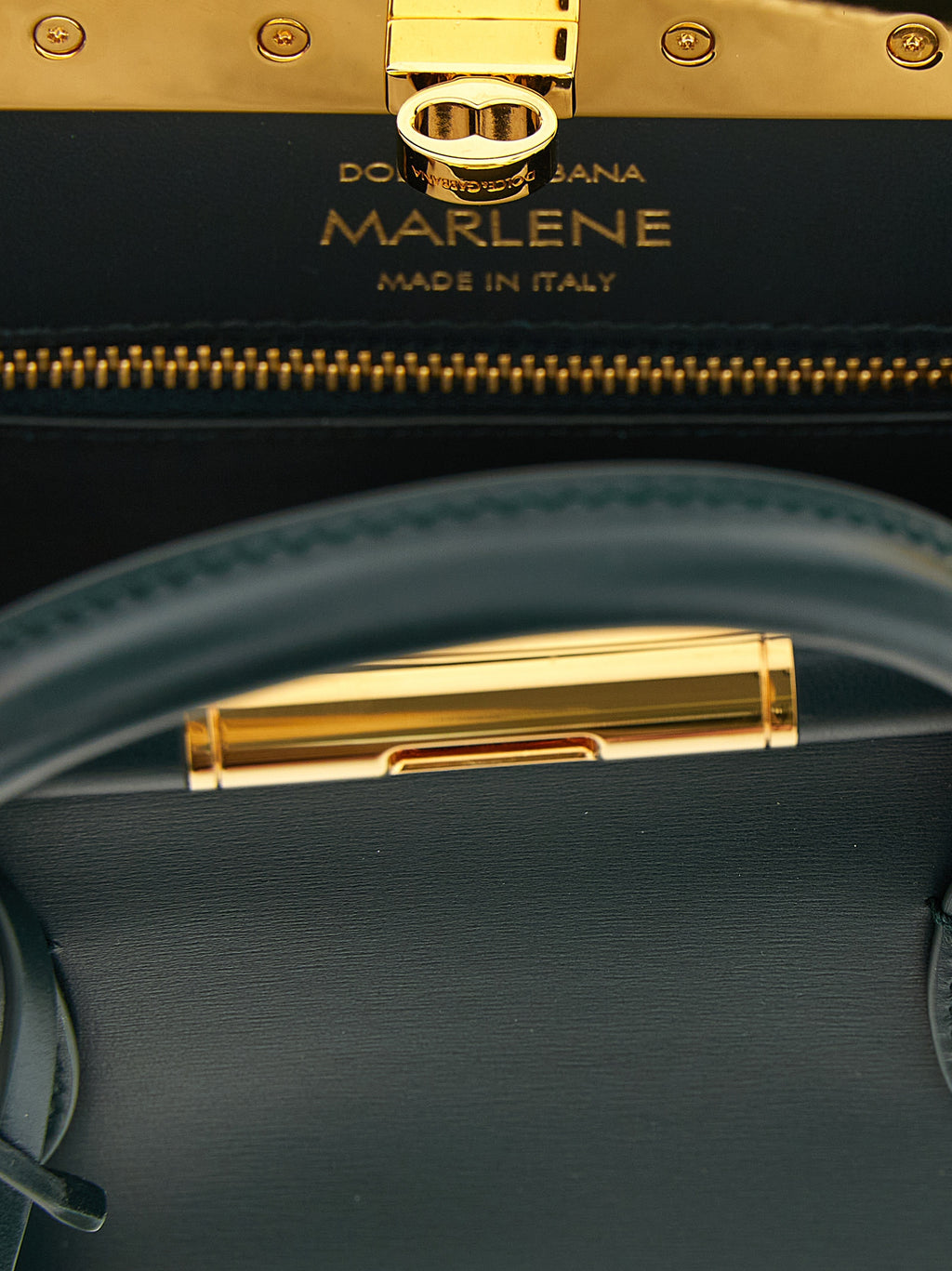 Sac à main Dolce & Gabbana en cuir de veau bicolore, avec poignées et détails élégants, visible en gros plan.
