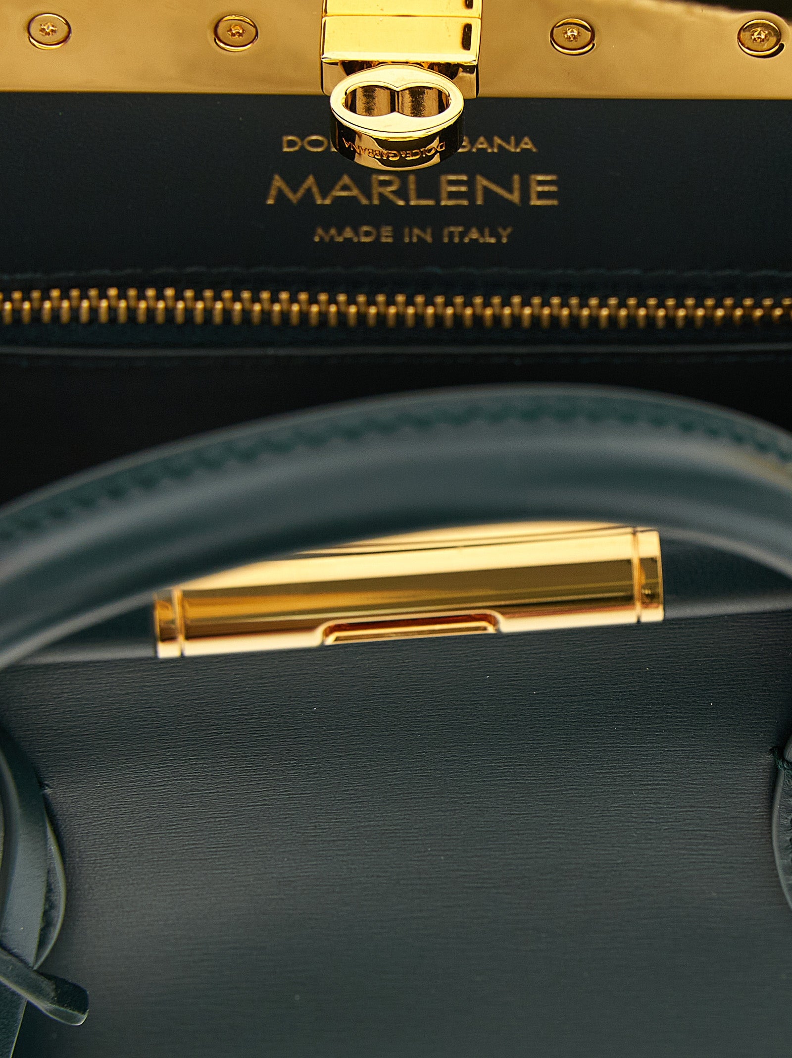 Sac à main Dolce & Gabbana en cuir de veau bicolore, avec poignées et détails élégants, visible en gros plan.