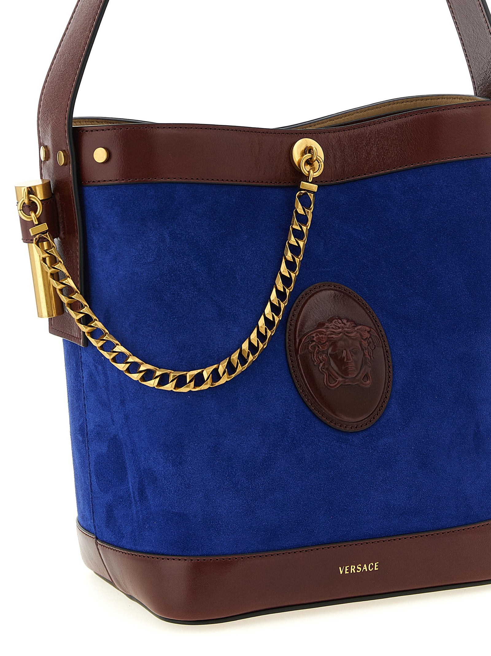 Sac à main pour femme Versace en cuir de veau bleu, sac épaule élégant avec logo Versace visible en détail.