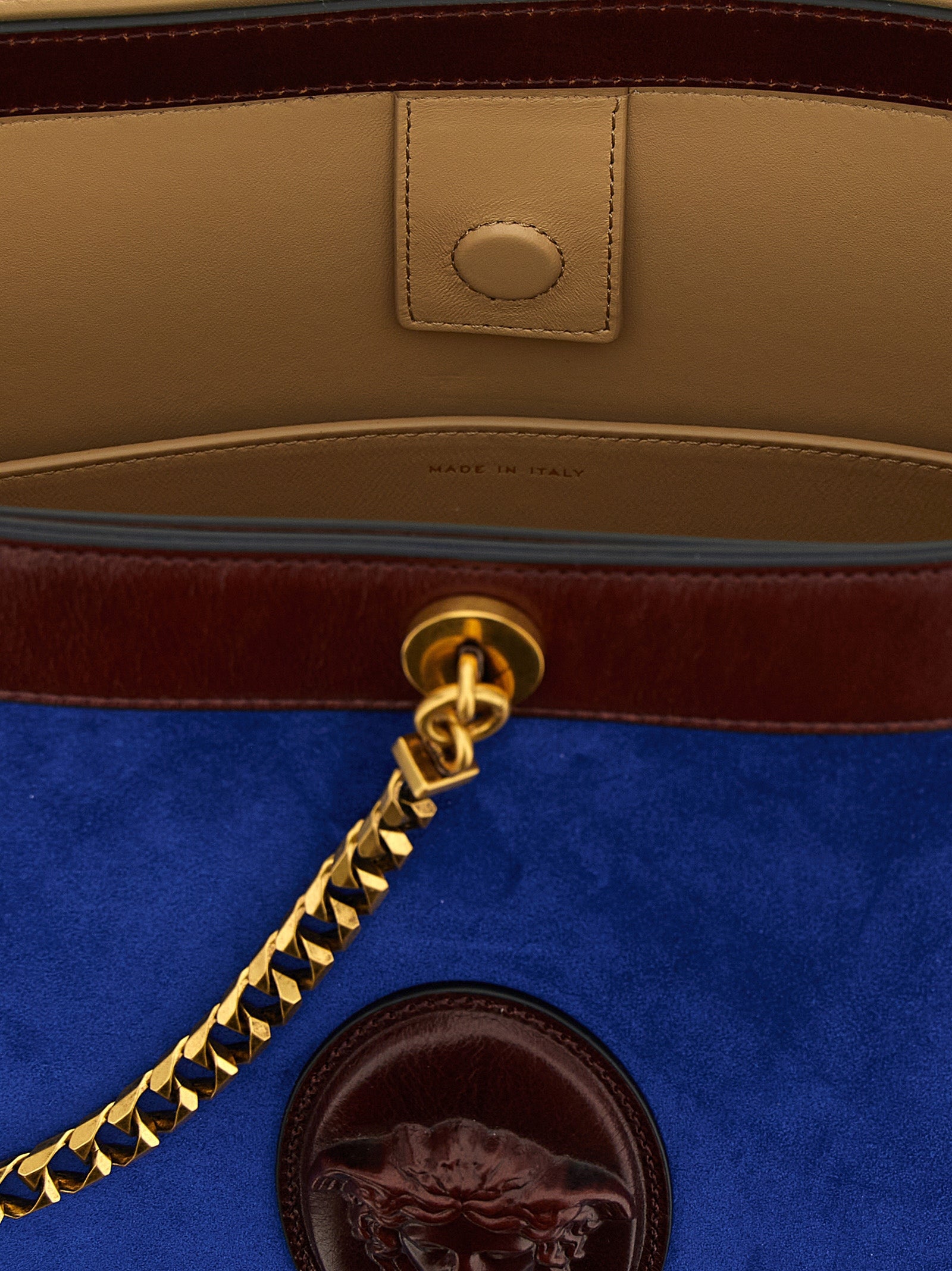 Sac à épaule en cuir de veau bleu de la marque Versace, avec détails élégants et logo distinctif.