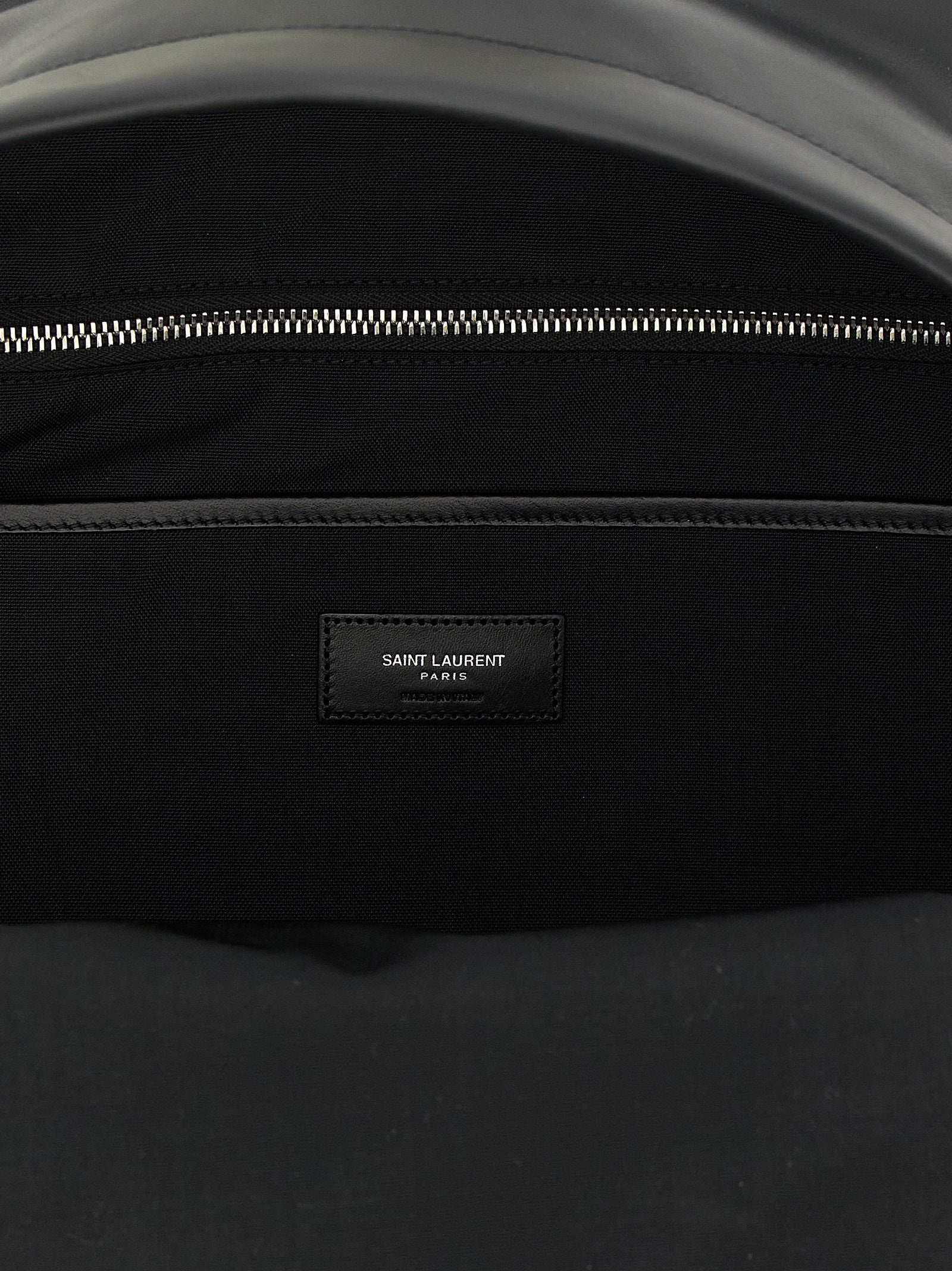 Sac à dos en cuir de veau noir Saint Laurent, élégant et sophistiqué, avec des détails en métal doré et des bretelles ajustables.