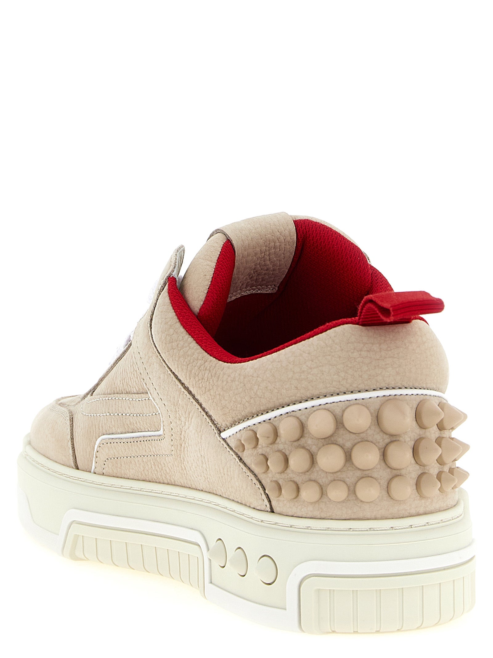 Sneakers athlétiques en cuir de veau beige de Christian Louboutin, vue de profil avec semelle blanche et détails de design sophistiqués.