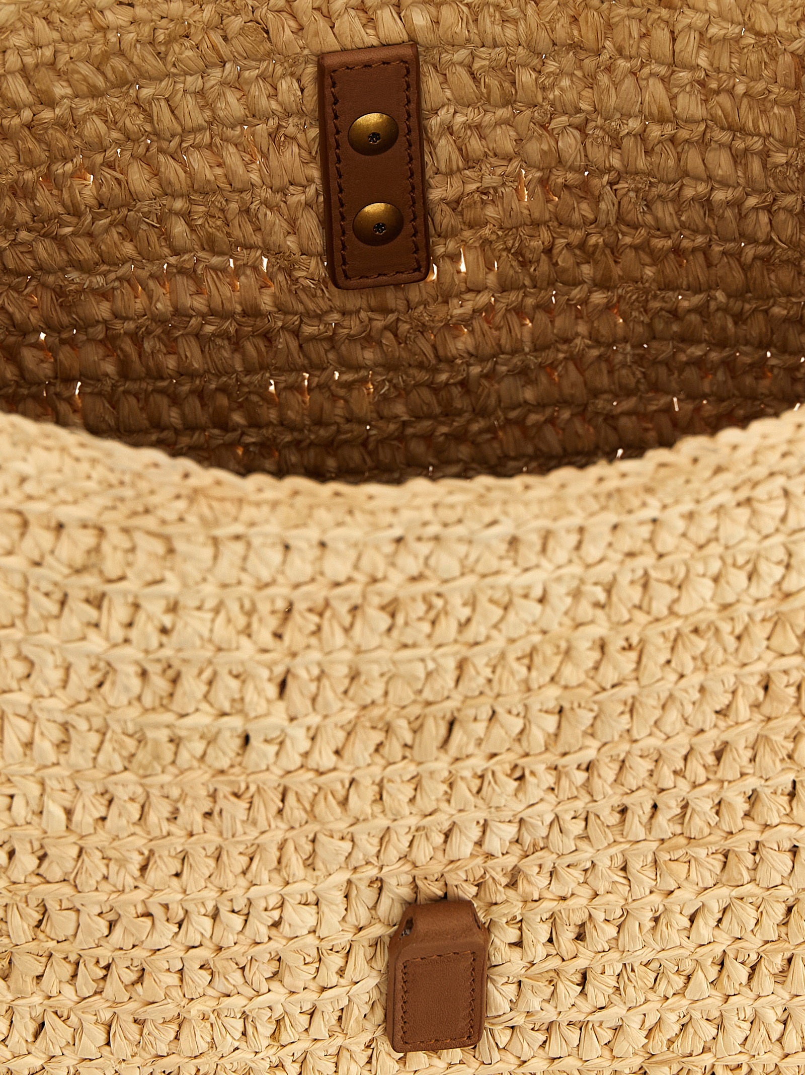 Sac à épaule beige en raffia de Saint Laurent, avec détails en cuir et design élégant visible dans l'image.