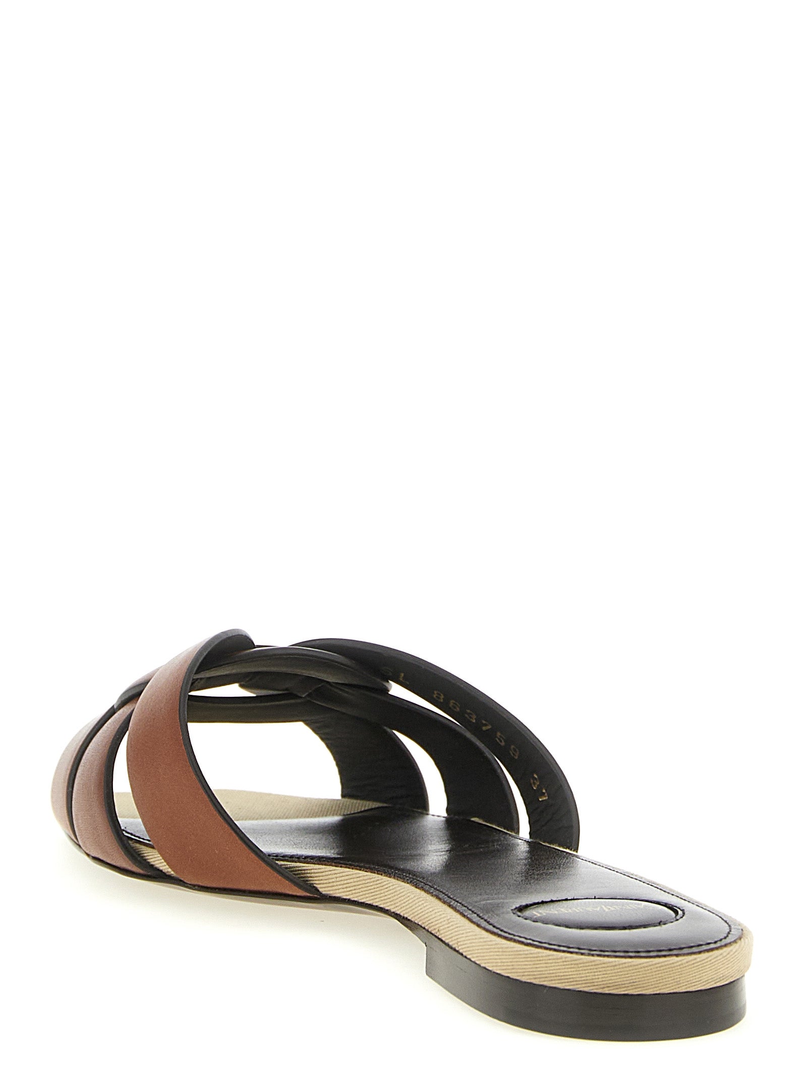 Sandales Saint Laurent en cuir de veau brun, modèle slides, avec design élégant et semelle confortable.