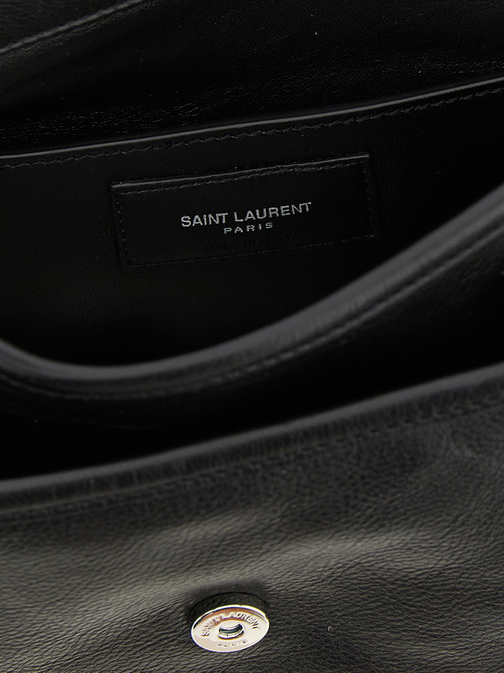 Sac à bandoulière en cuir de veau noir de Saint Laurent, élégant et sophistiqué, visible en détail dans l'image.
