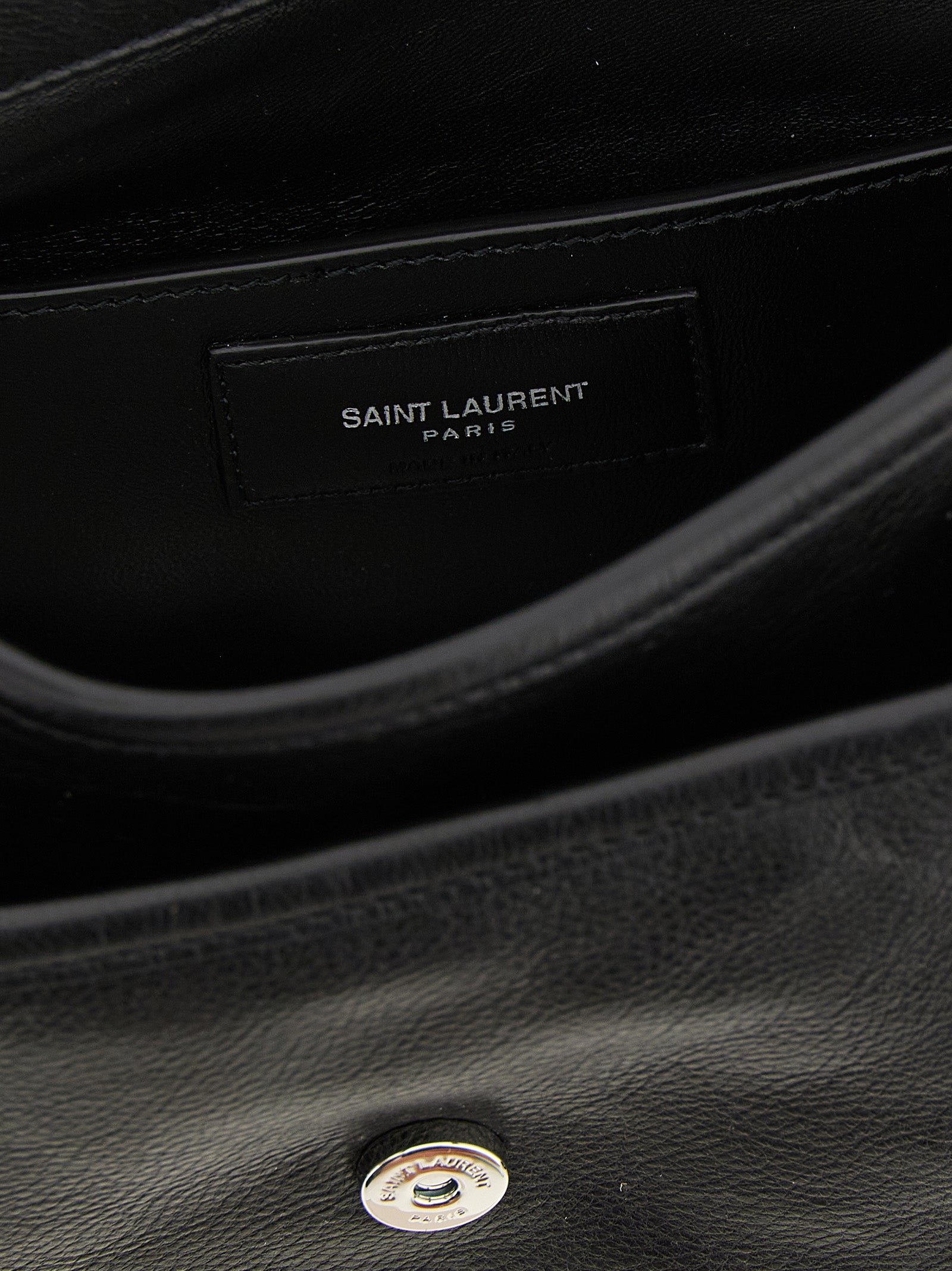 Sac à bandoulière en cuir de veau noir de Saint Laurent, élégant et sophistiqué, visible en détail dans l'image.