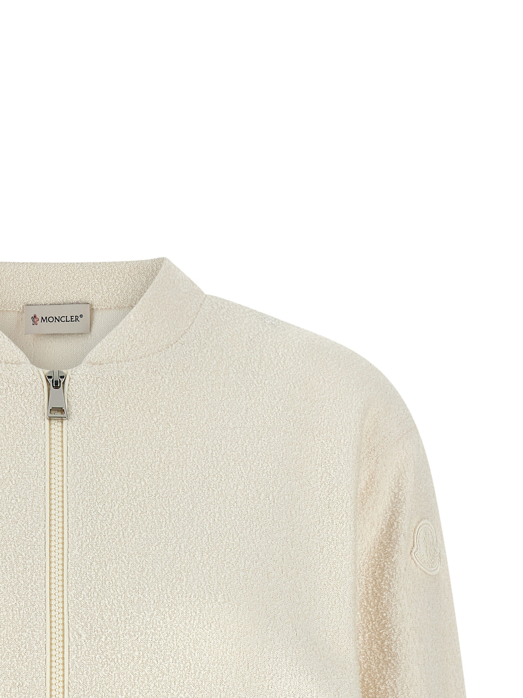 Cardigan en polyester blanc Moncler avec boutons, visible sur un mannequin, élégant et chaud pour un style d'hiver sophistiqué
