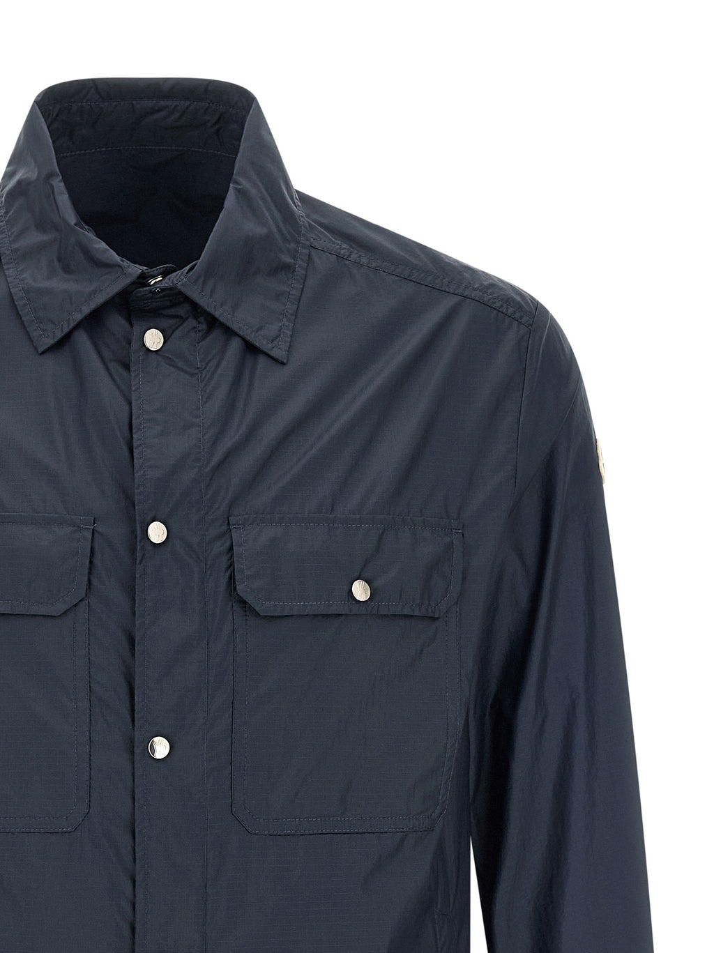 Chemise en polyamide bleue Moncler avec col et manches longues, tissu léger et élégant.