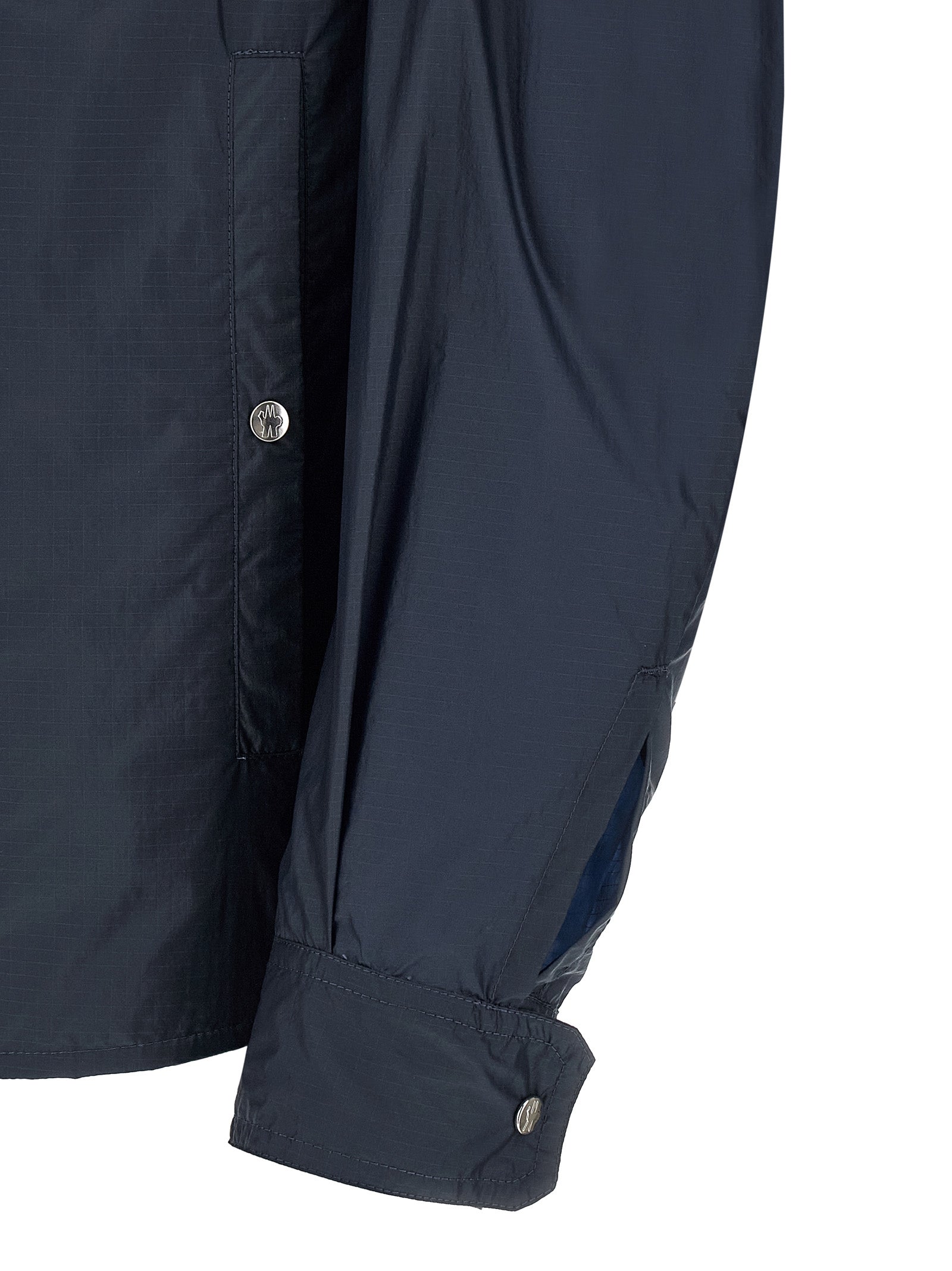 Blouse en polyamide bleue de Moncler, vêtement léger et élégant avec détails modernes, vue de face.