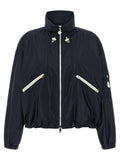 Veste Moncler en polyamide bleu, coupe-vent et légère, avec capuche et fermeture zippée, adaptée pour la saison hivernale.
