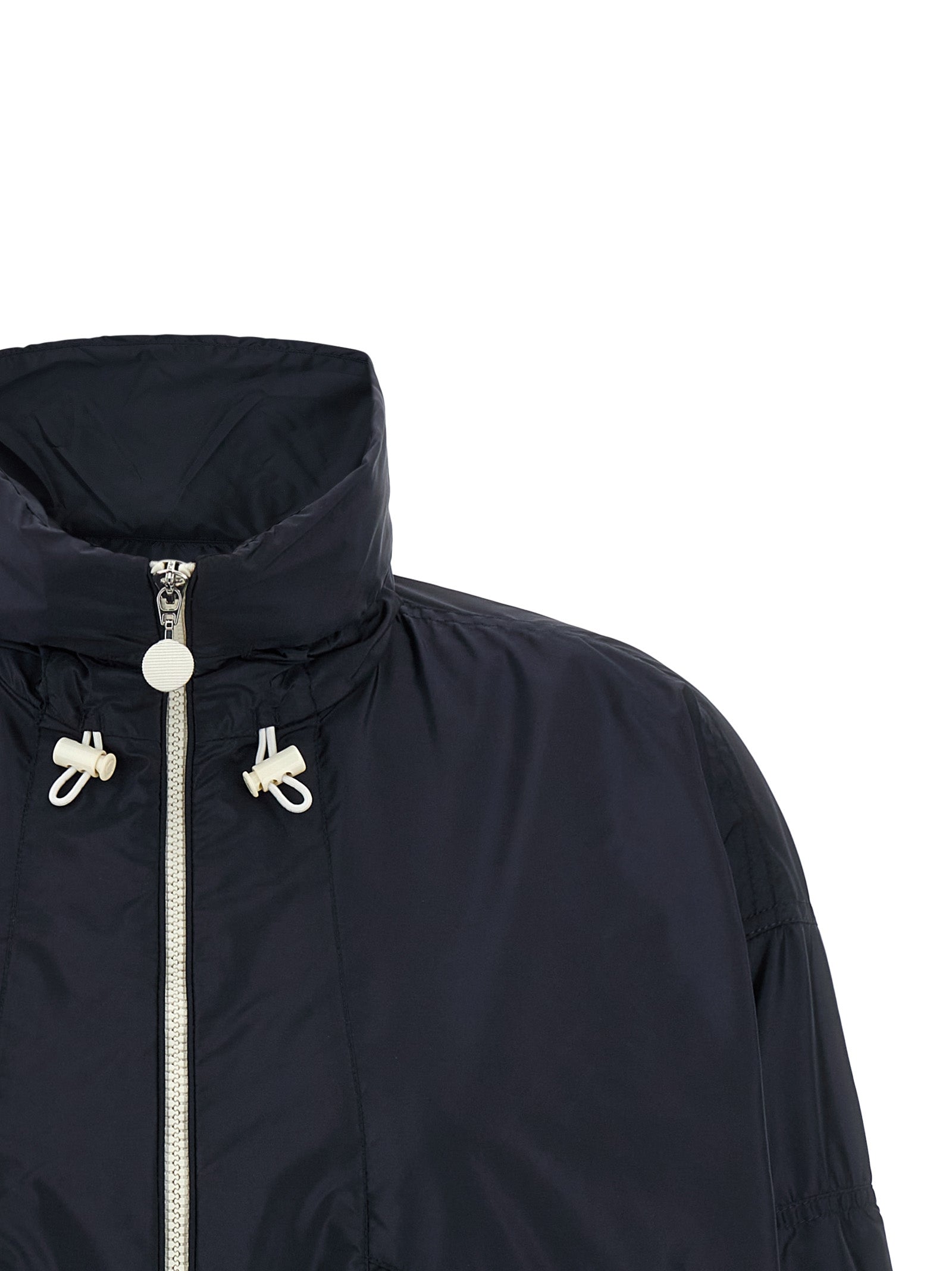 Veste en shell en polyamide bleue Moncler, coupe-vent et légère, avec fermeture éclair et capuche ajustable.