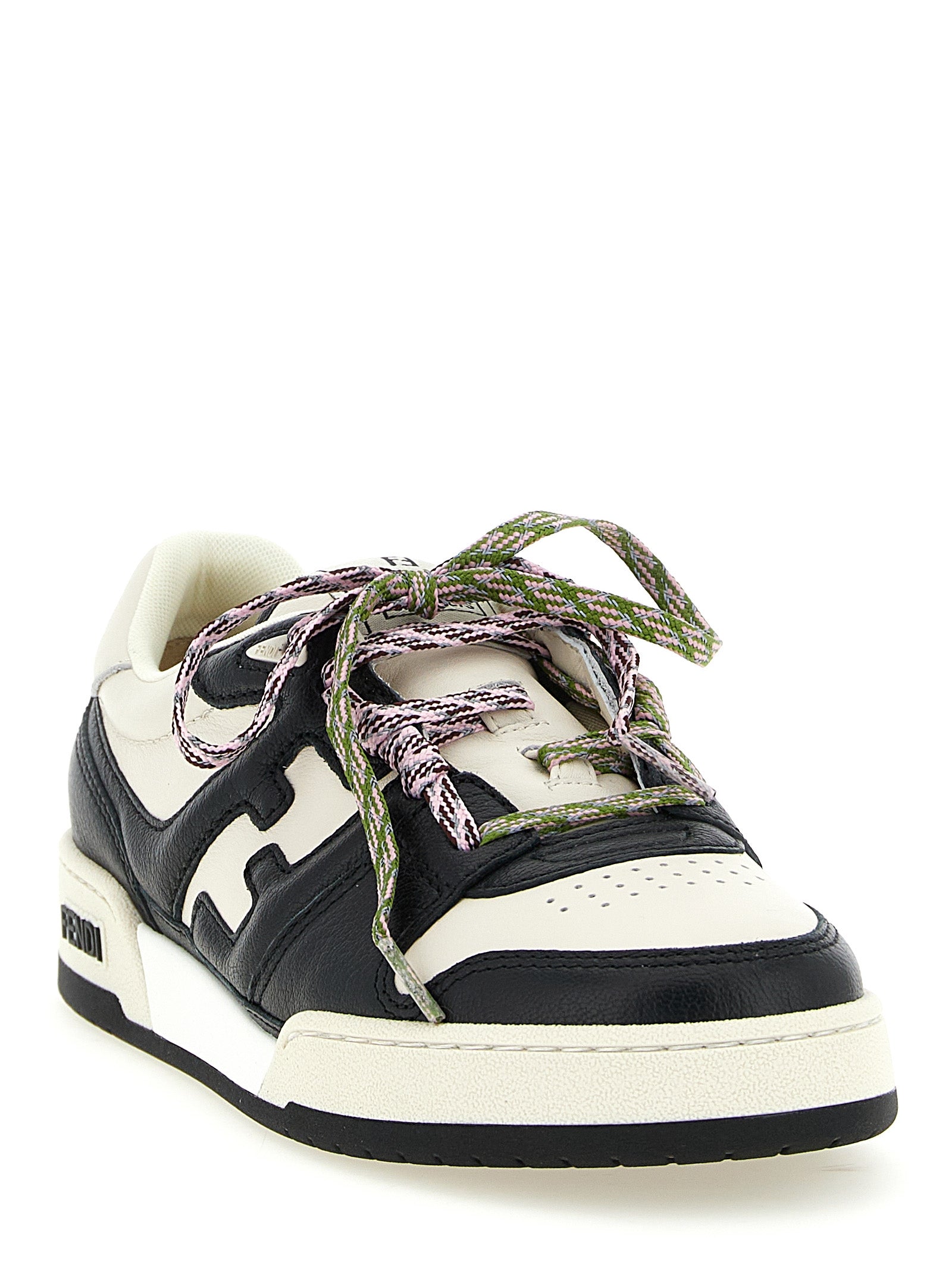 Chaussures de sport Fendi bicolores en cuir de veau, sneakers athlétiques élégants avec détails modernes.